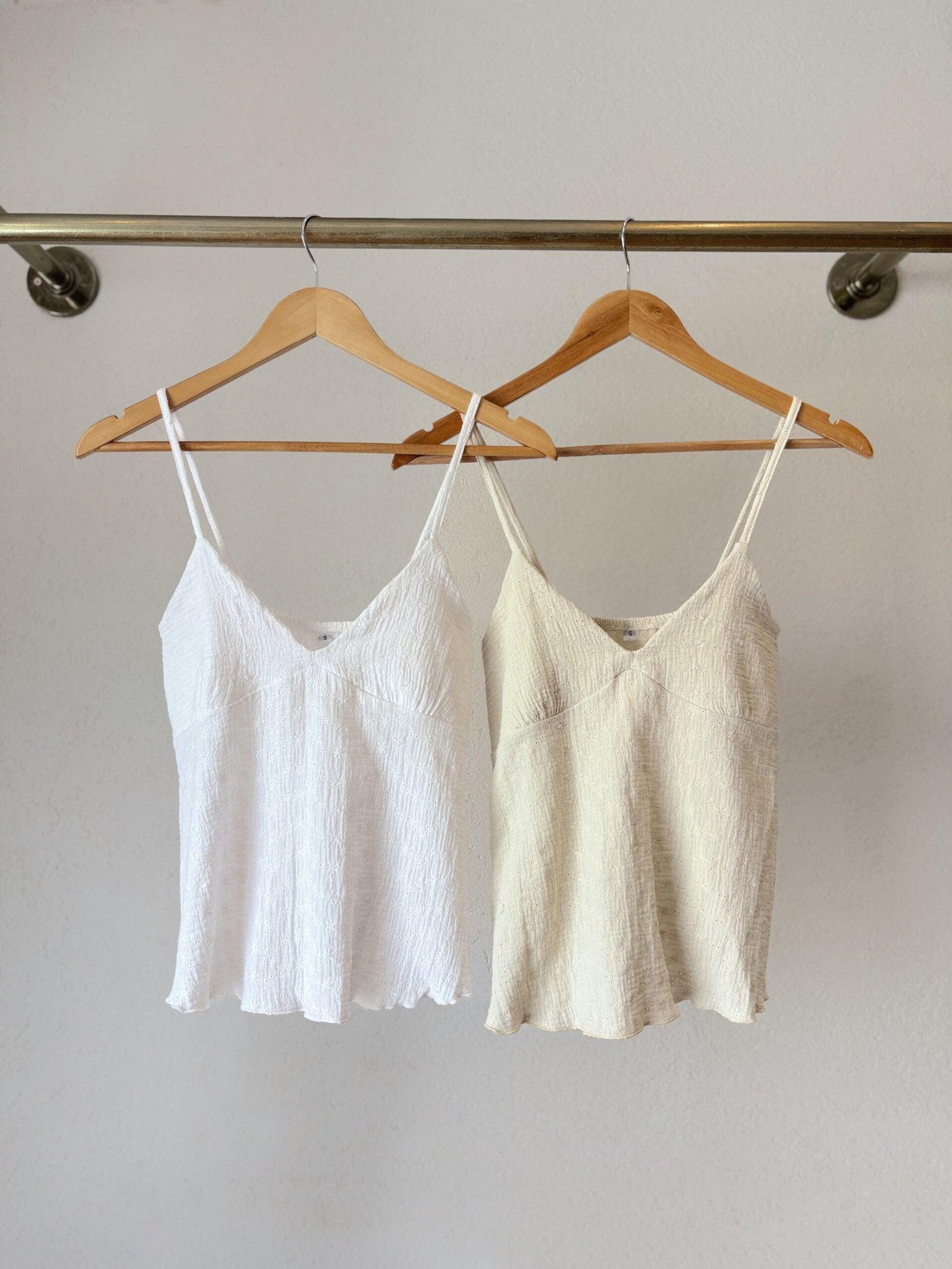 Musculosa acanalada blanca con escote V y tirantes finos
