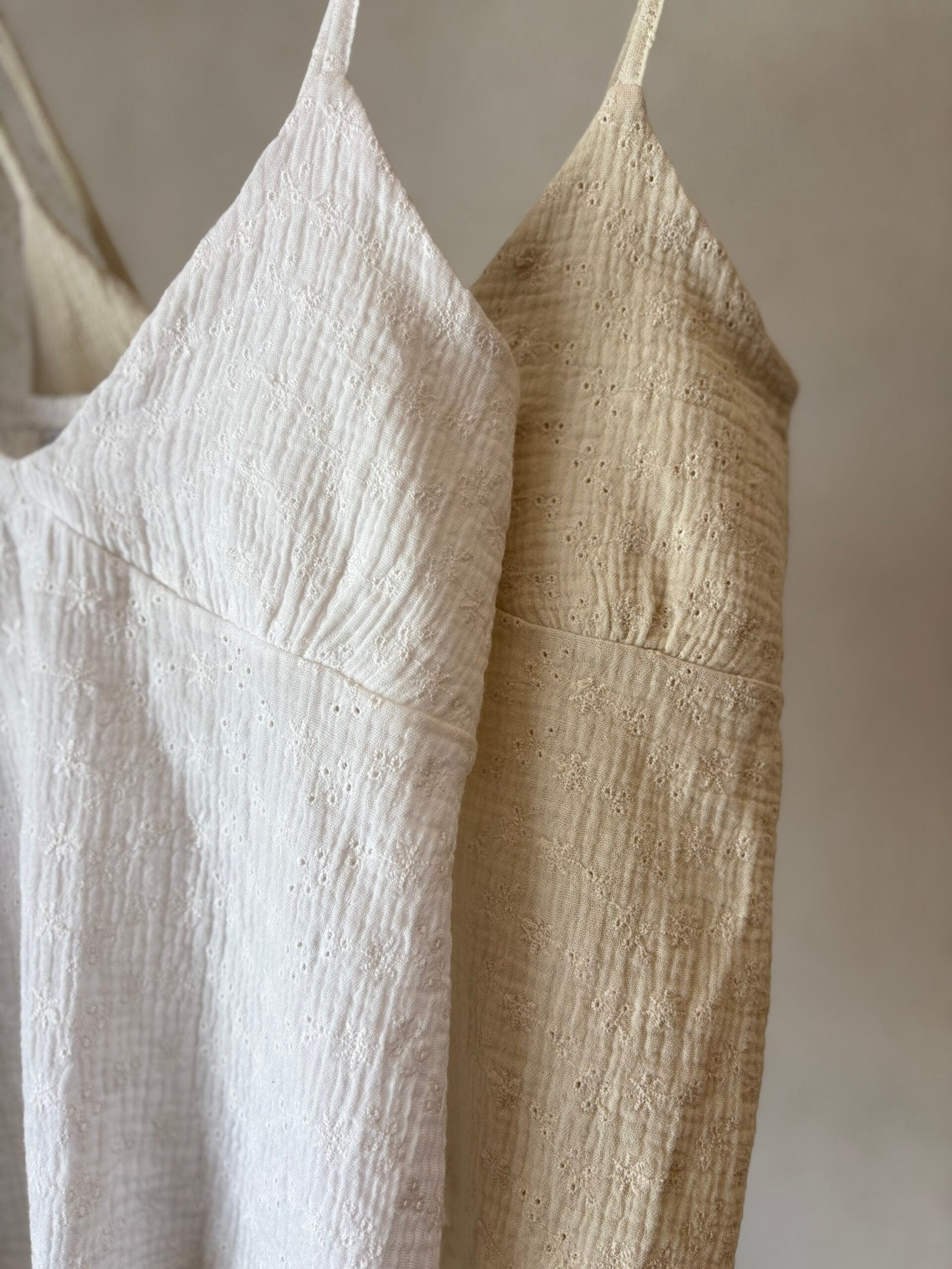 Musculosa blanca con textura acanalada y escote en V profundo