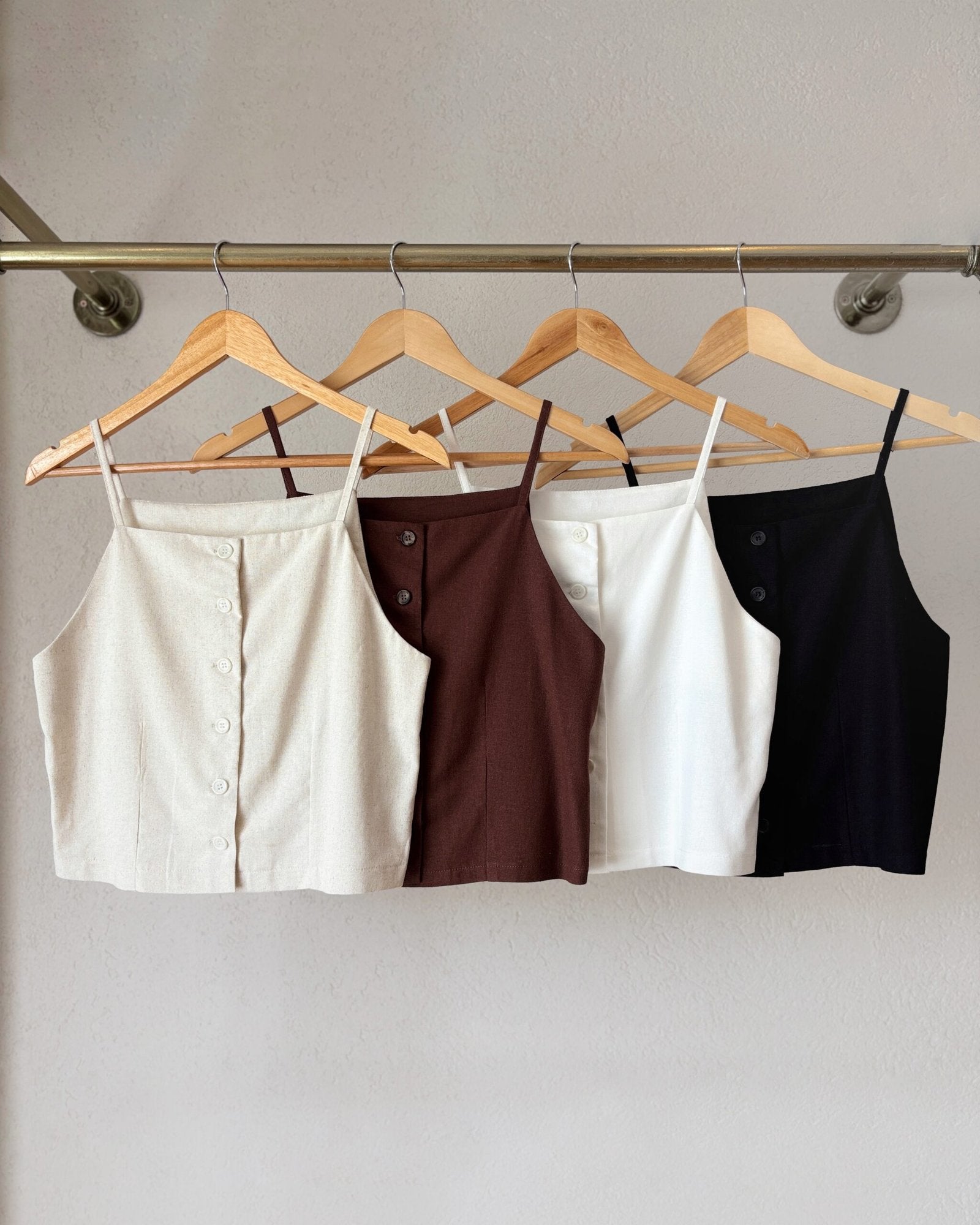 Musculosa con botones delanteros en beige, marrón, blanco y negro