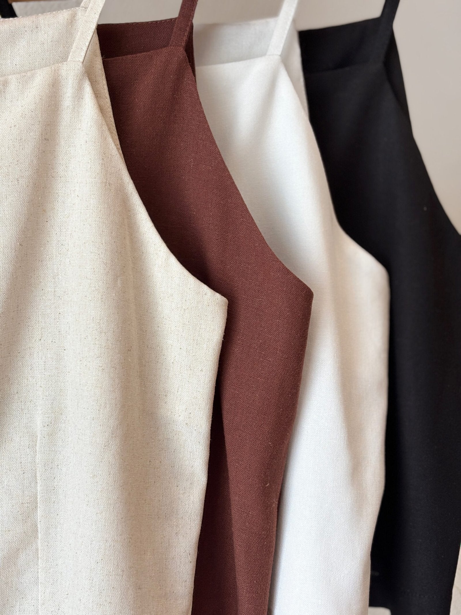 Musculosa lisa en colores beige, bordo, blanco y negro
