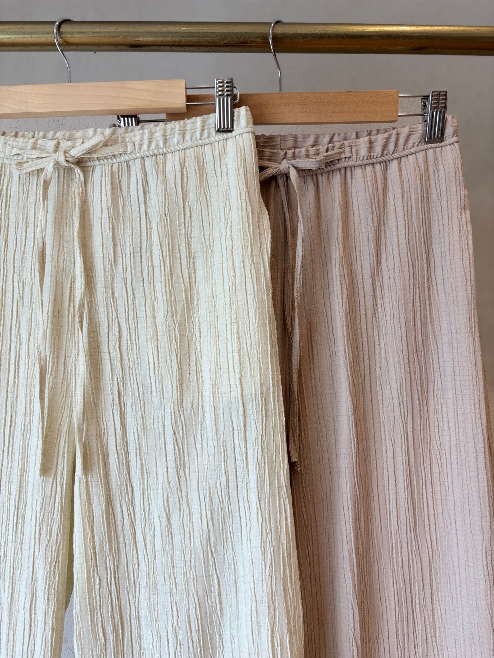 Pantalón acanalado beige con cintura elástica y cordón ajustable