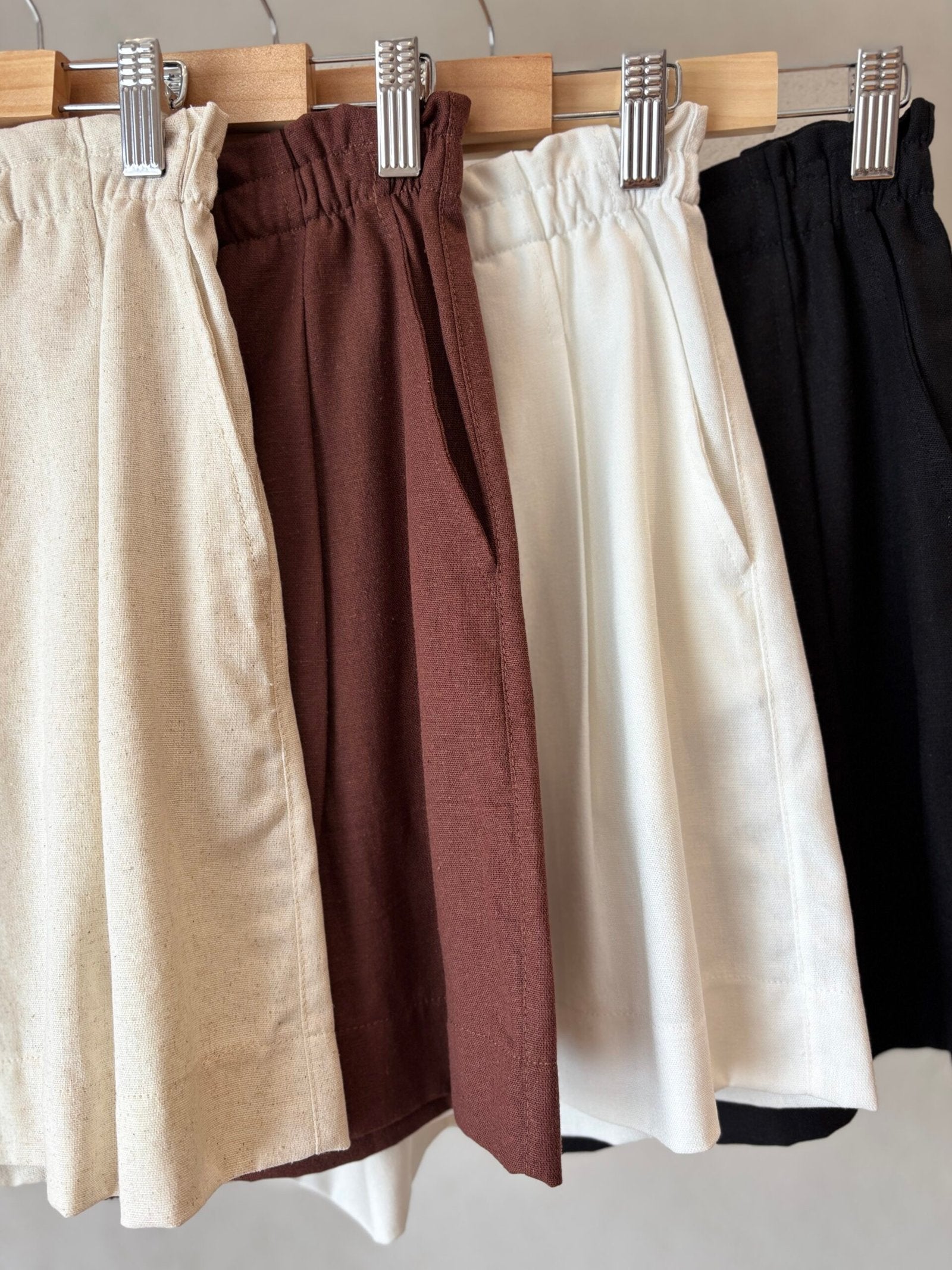 Necesito generar alt text para **cada pantalón/short por separado**, ya que son prendas distintas en diferentes colores.

Aquí están las opciones según el color visible:

**Short beige claro:**
Short Esperanza beige de tiro alto y largo midi

**Short bordo:**
Short Esperanza bordo de tiro alto y largo midi

**Short crudo/natural:**
Short Esperanza