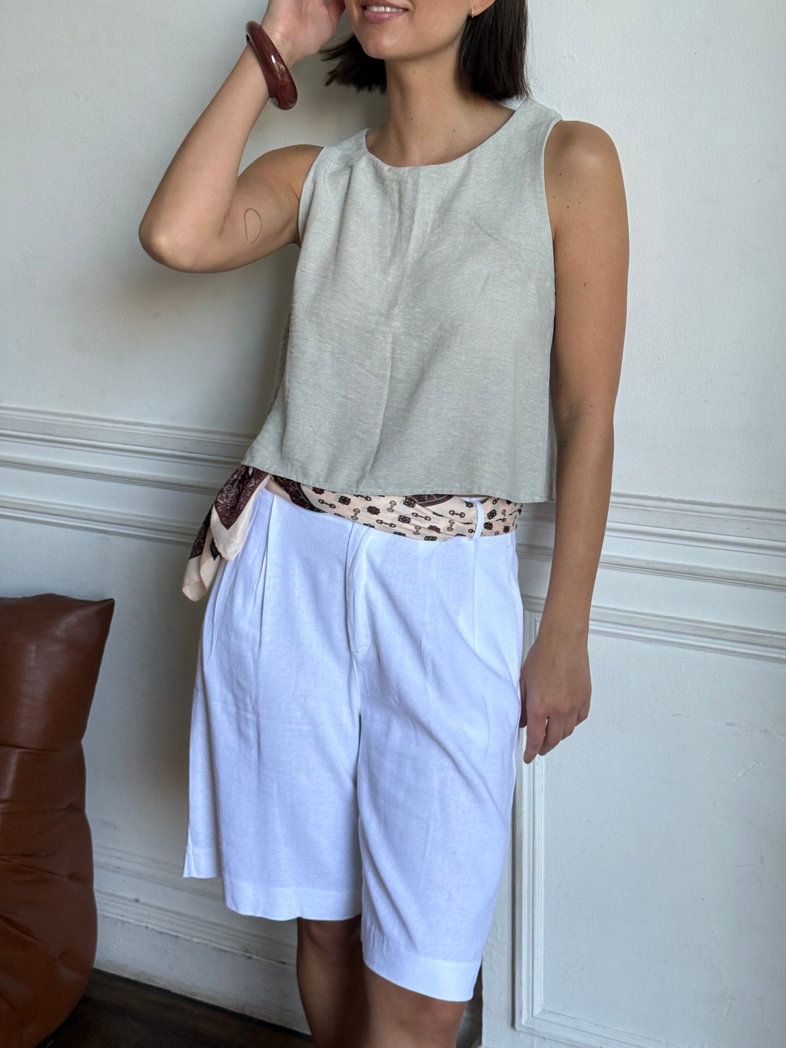 Musculosa gris claro de algodón con cuello redondo y sin mangas