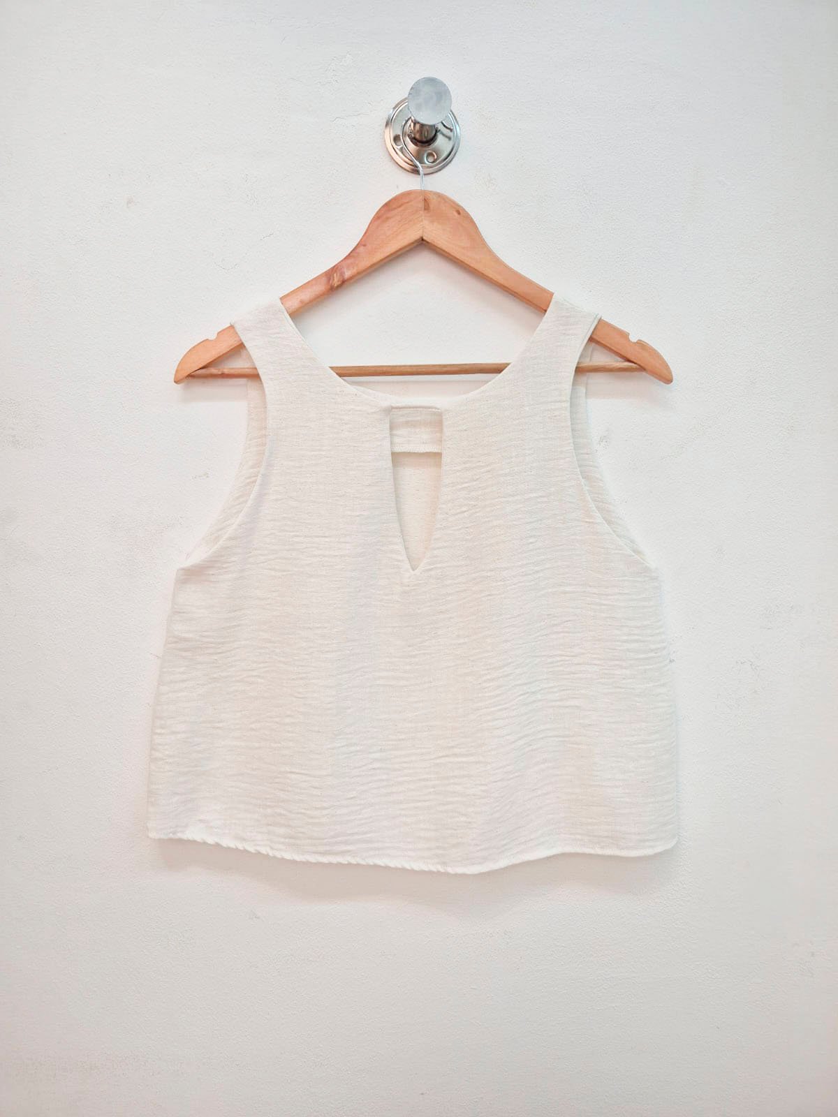 Musculosa blanca de algodón acanalado con escote redondo y abertura delantera