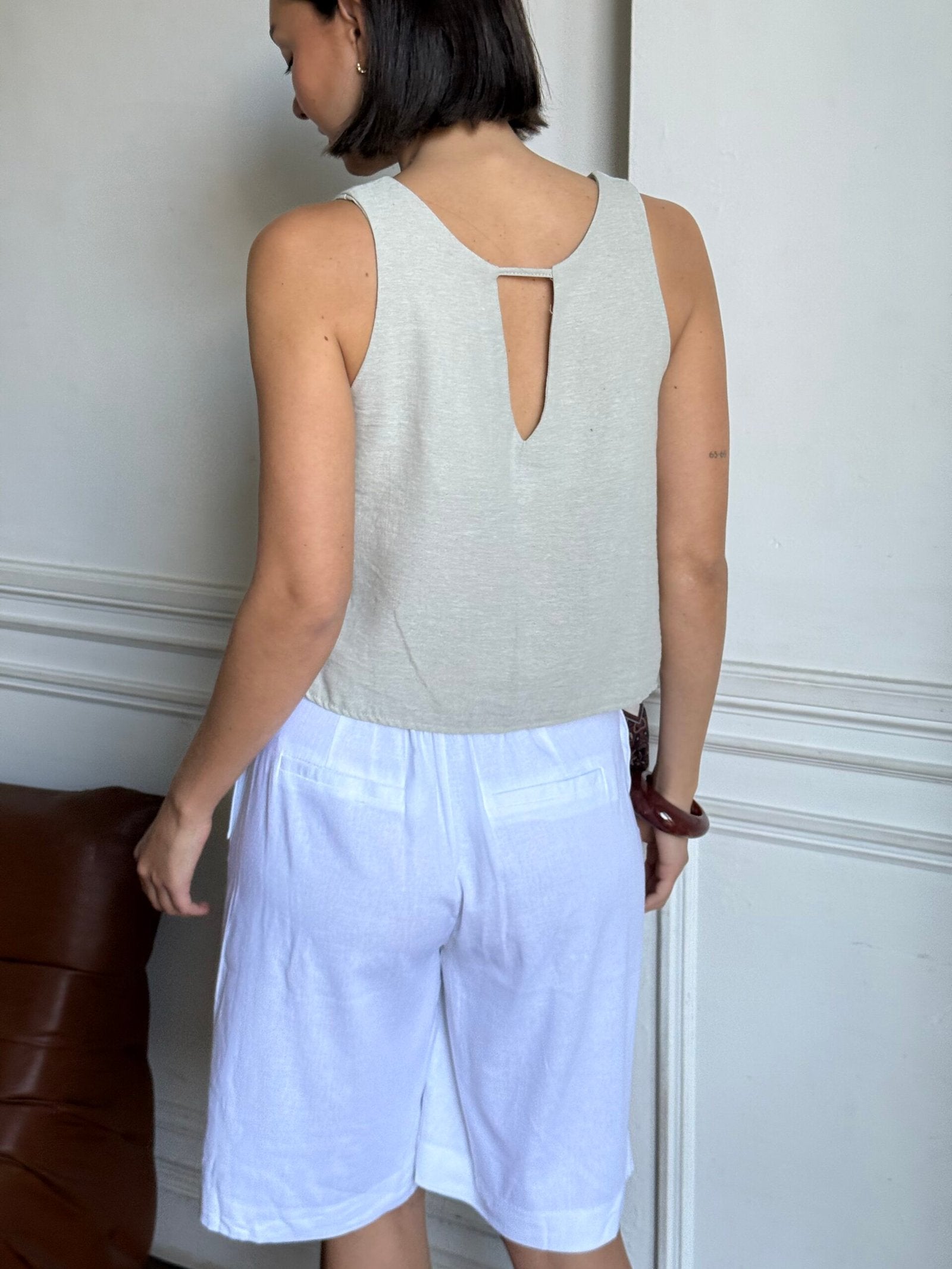 Remera beige sin mangas con abertura rectangular en la espalda