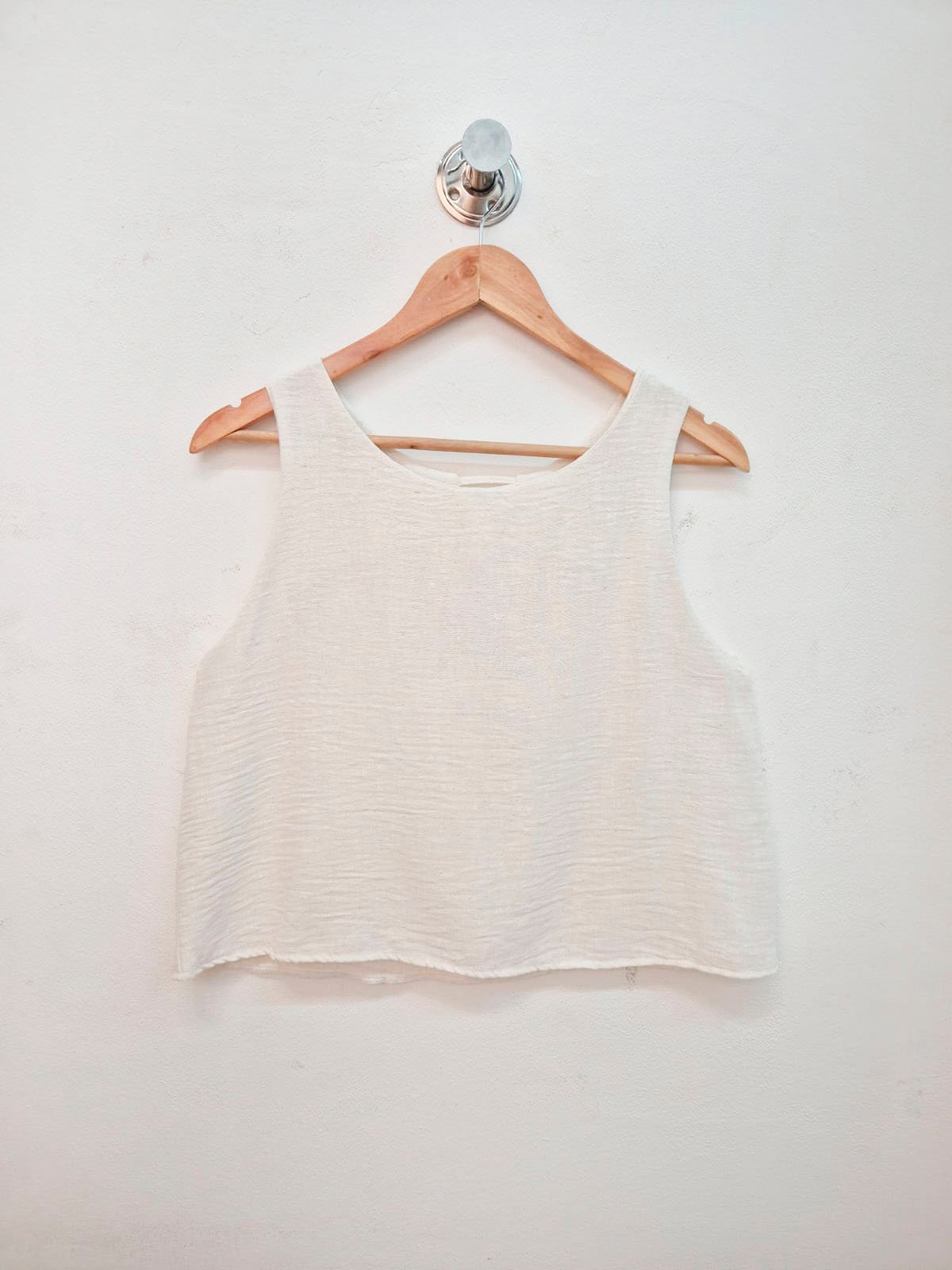 Musculosa blanca de algodón con cuello redondo y tirantes