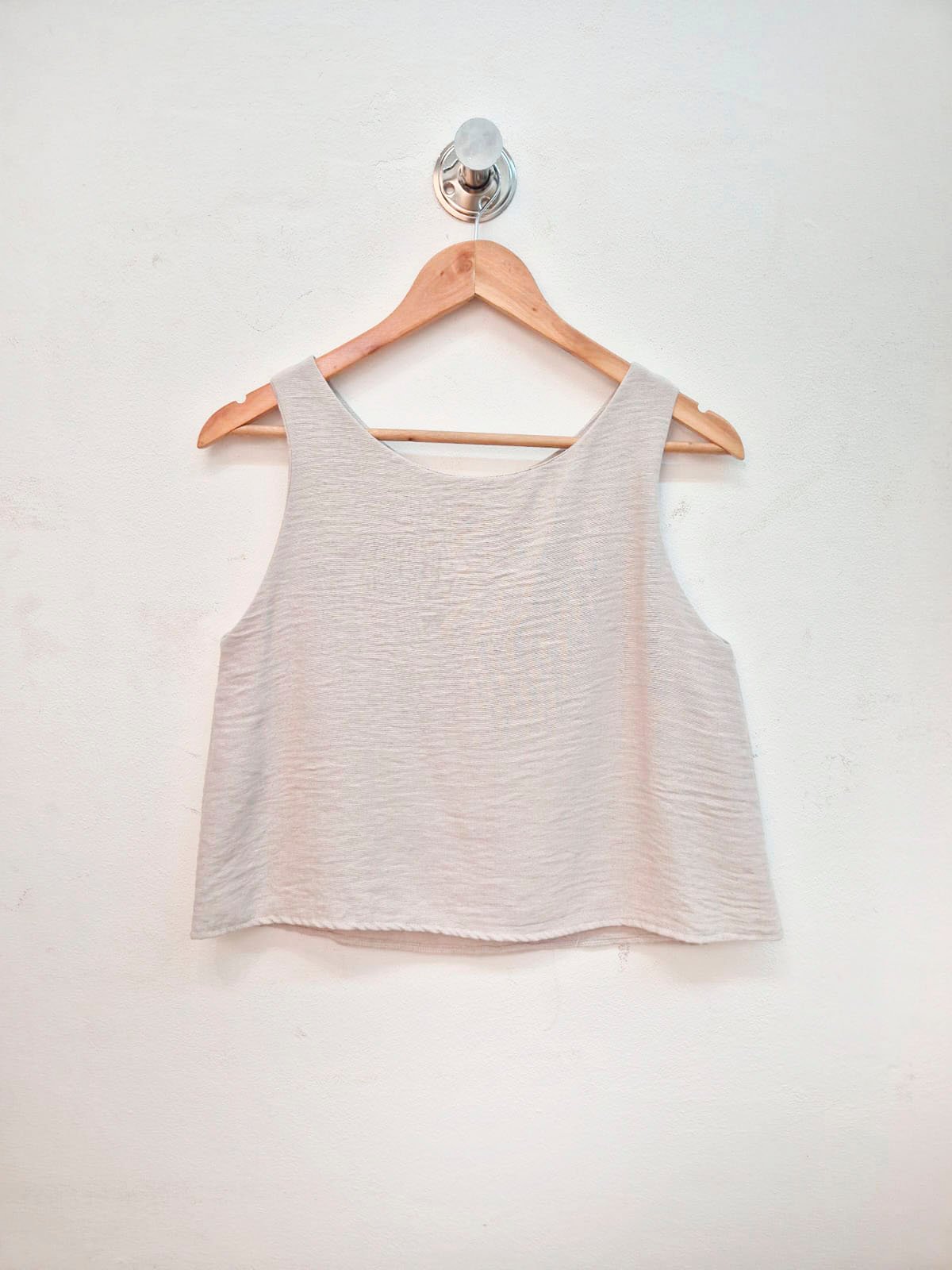 Musculosa beige acanalada de algodón con cuello redondo