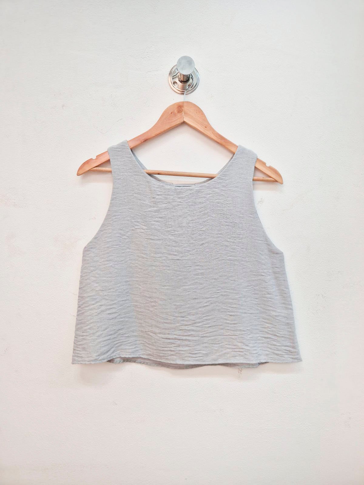 Musculosa gris de algodón con cuello redondo y sin mangas