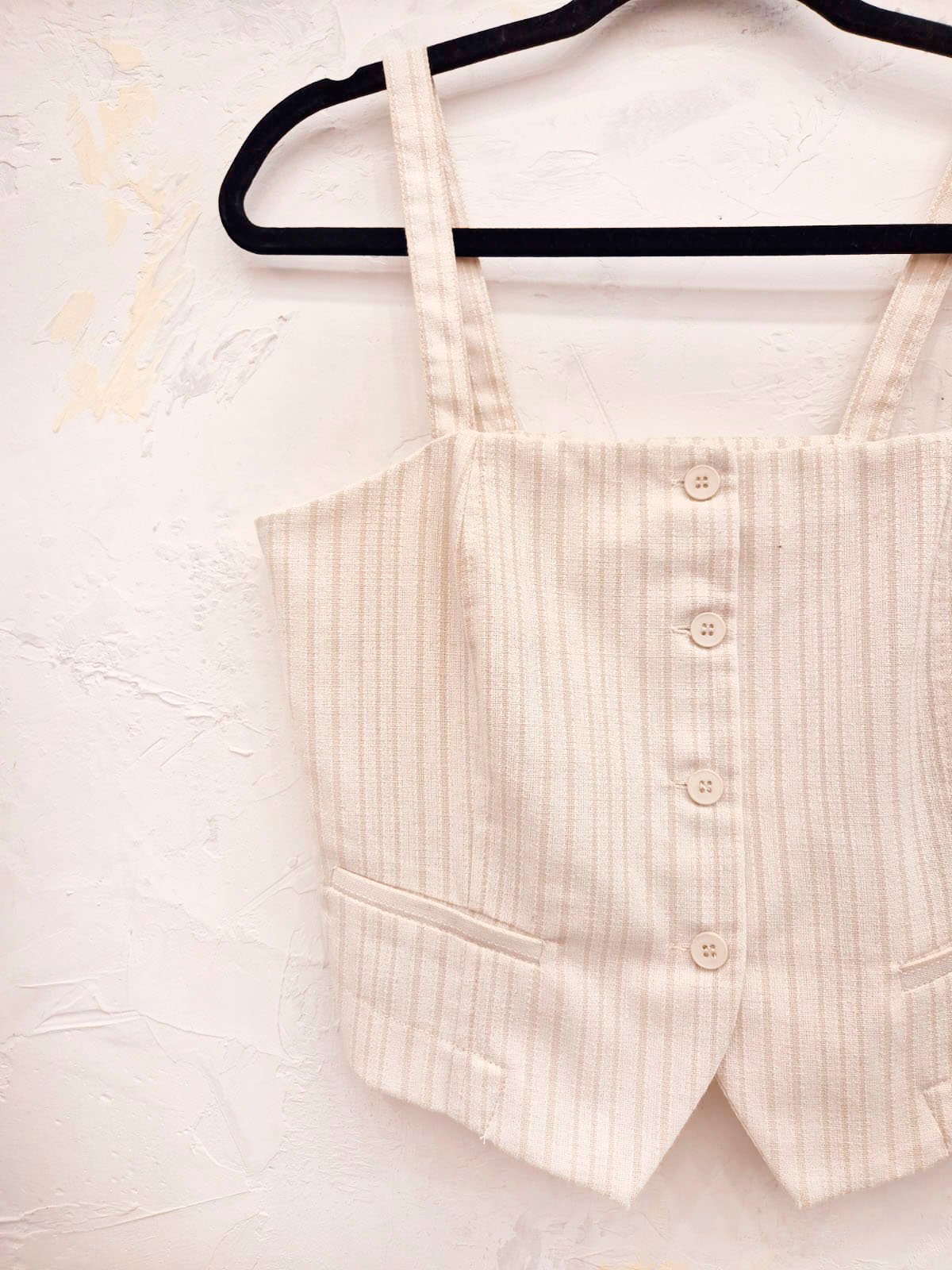 Top beige acanalado con breteles y botones al frente