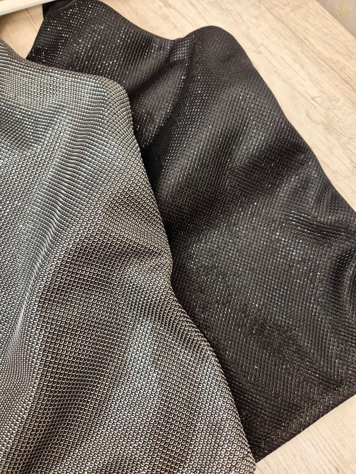 Musculosa negra de textura acanalada con escote redondo