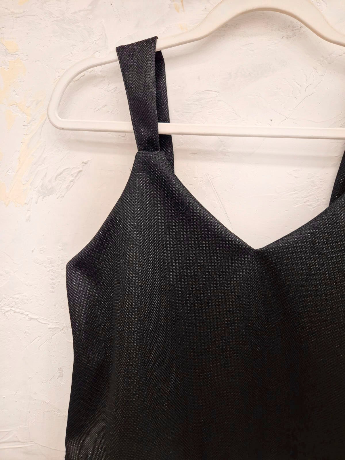Musculosa negra acanalada de algodón con escote V