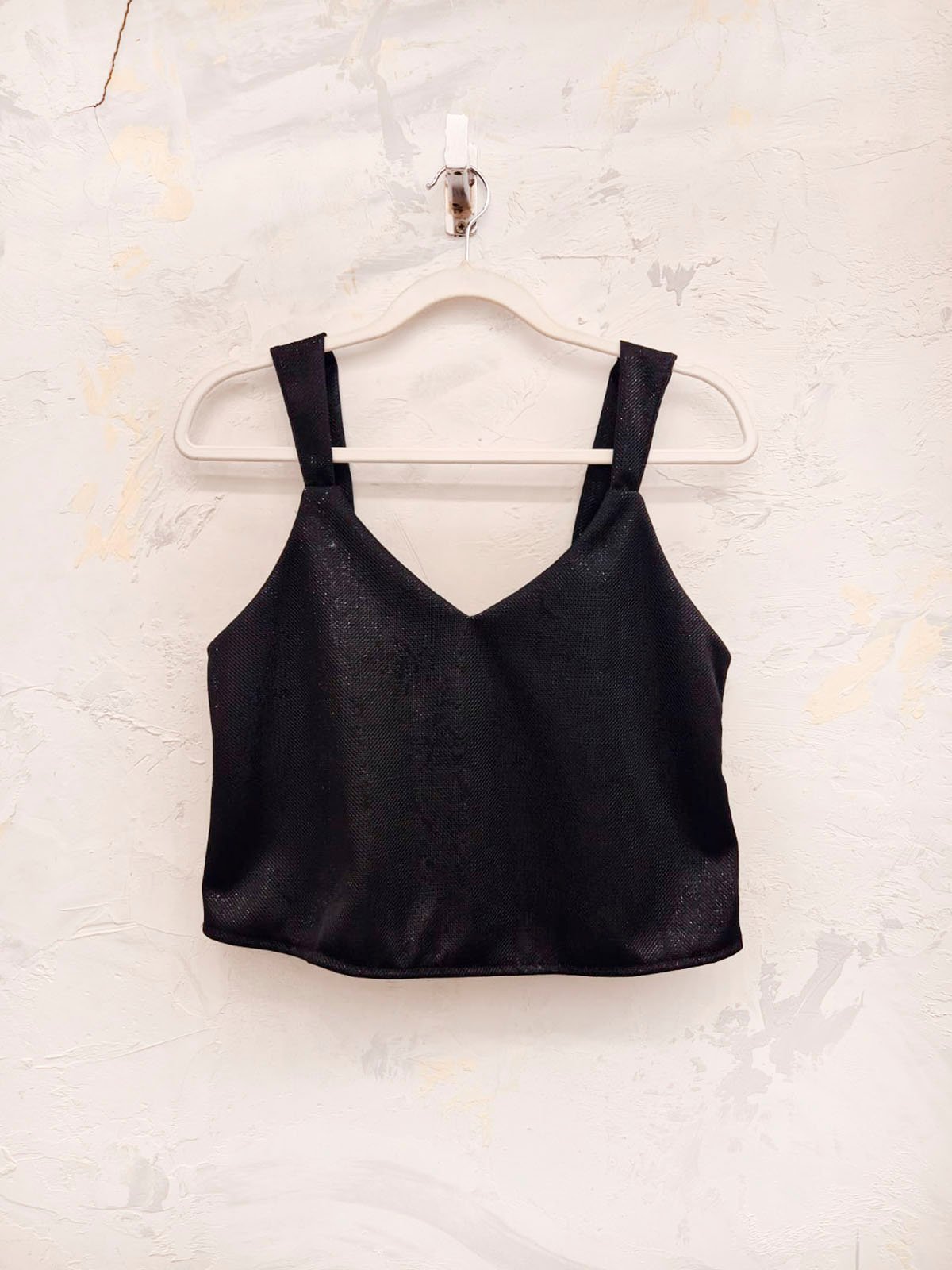 Musculosa negra de algodón con escote V y tirantes anchos