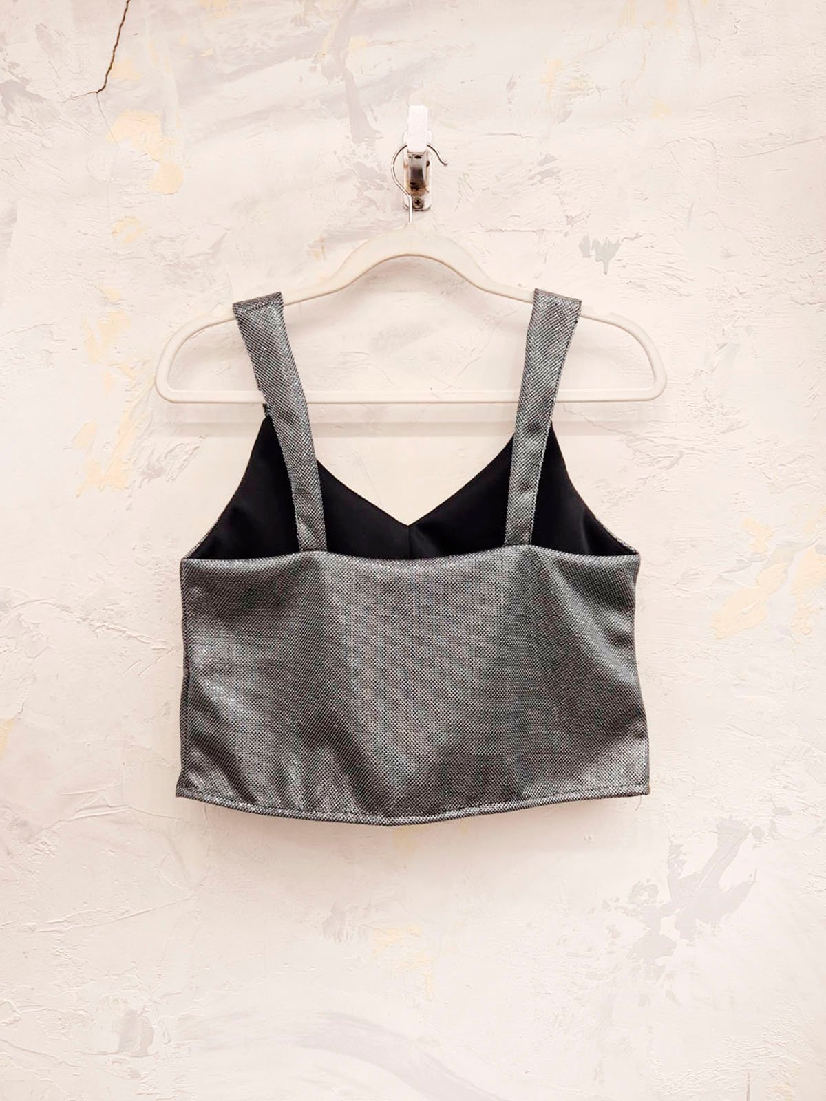 Musculosa gris con detalle negro en escote V y tirantes