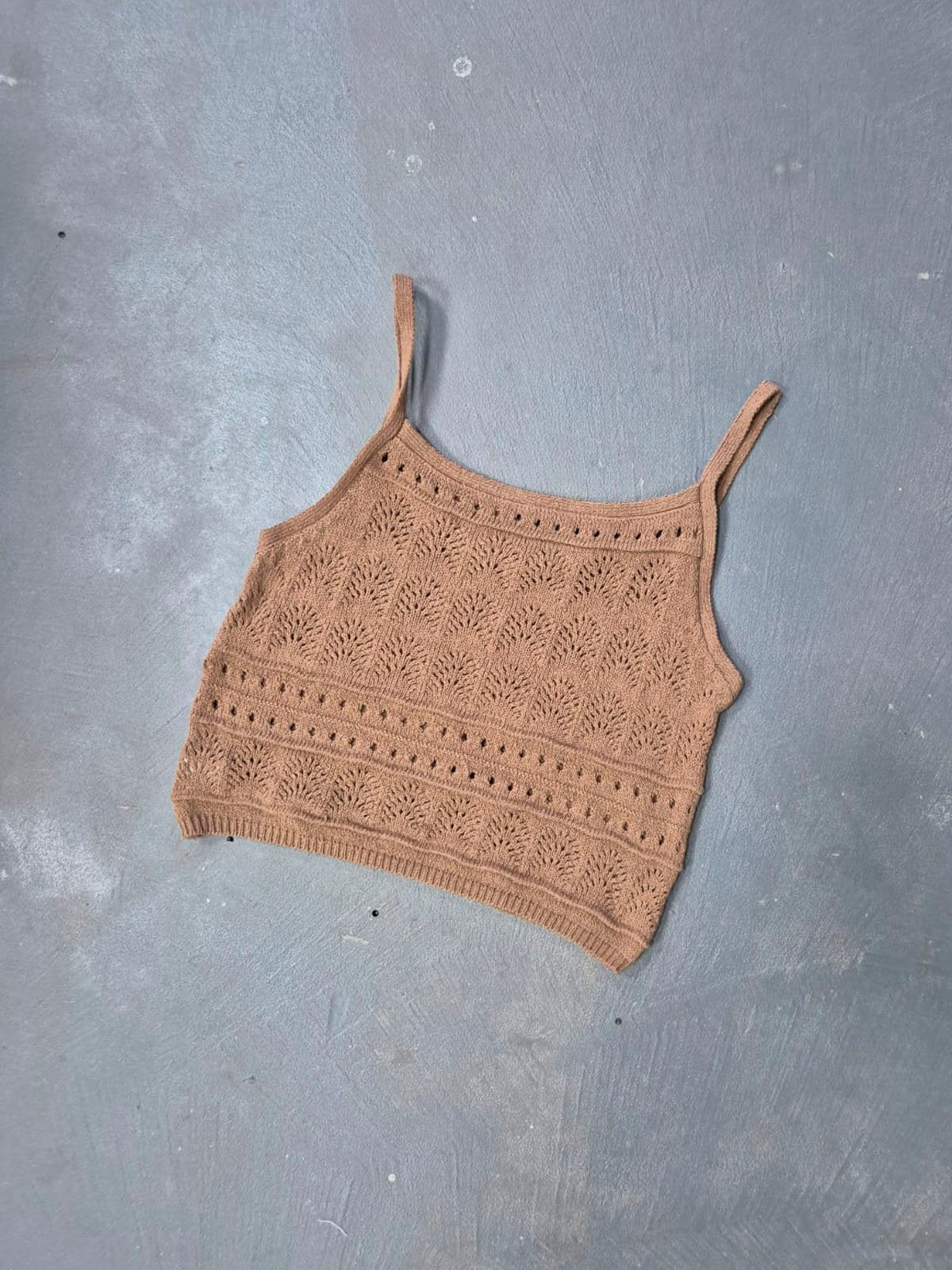 Musculosa beige calada con tirantes y textura de punto
