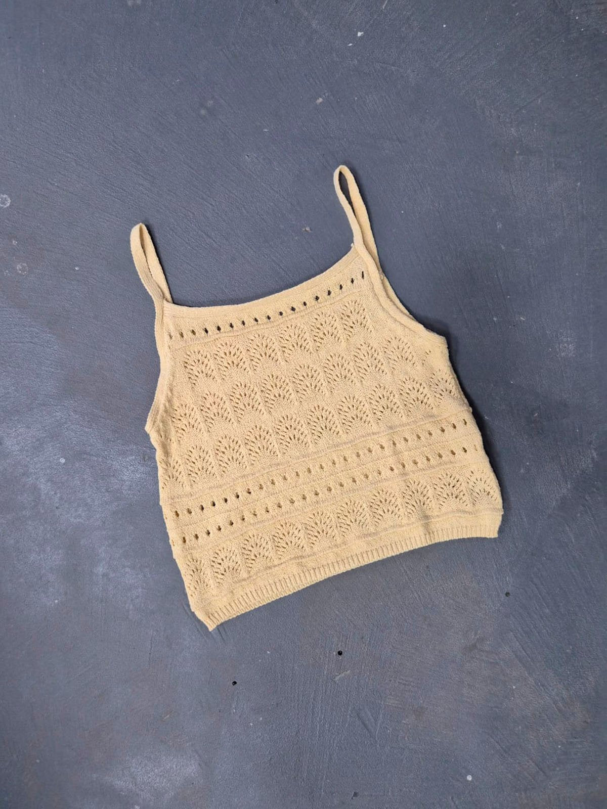 Musculosa beige calada con tirantes finos y trama decorativa