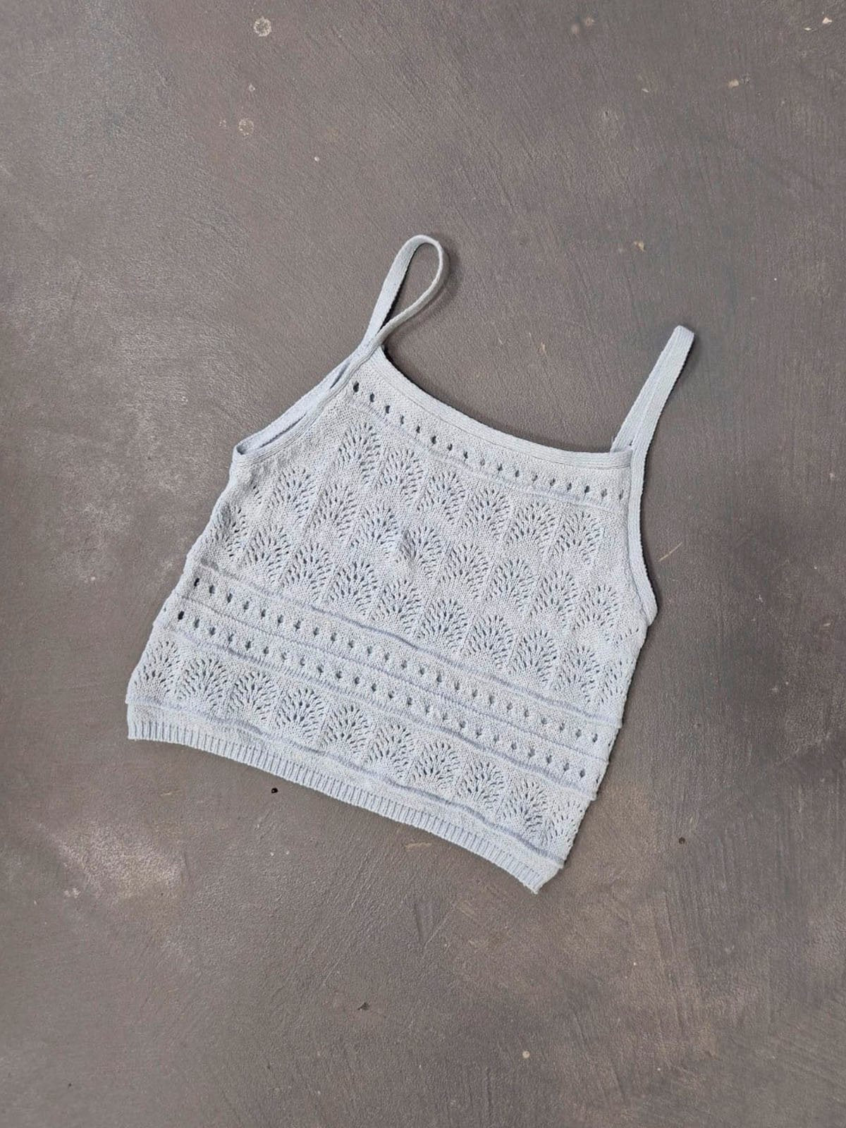 Musculosa blanca calada con tirantes y detalle de trama textil