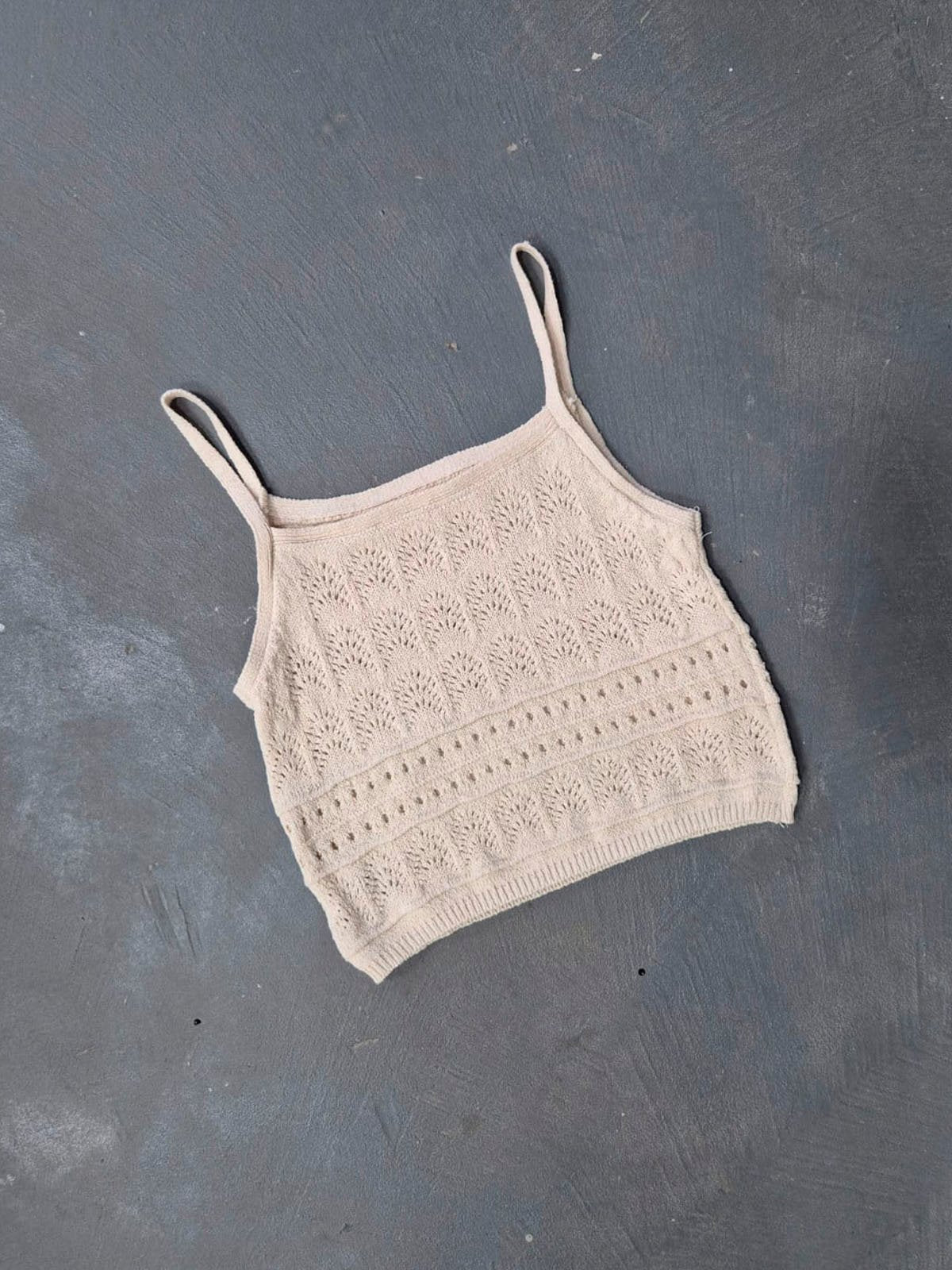 Musculosa beige calada con tirantes finos y franja horizontal