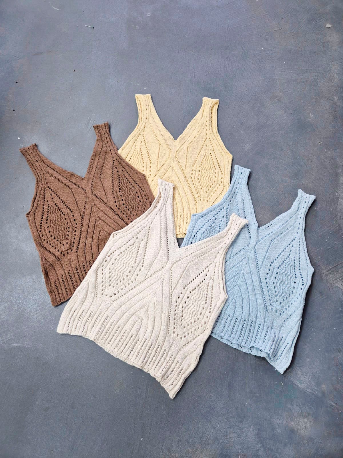 Musculosa acanalada con escote V y detalle calado