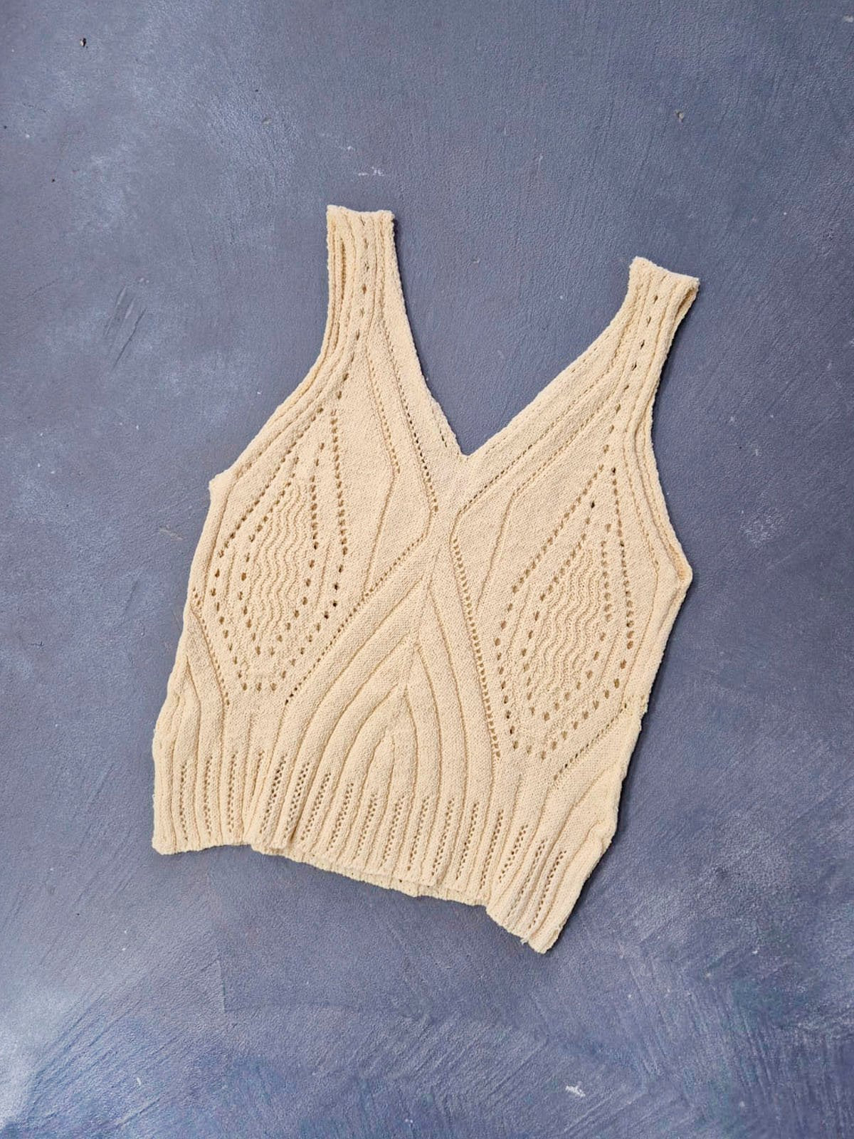 Musculosa crema acanalada con escote en V y textura trenzada