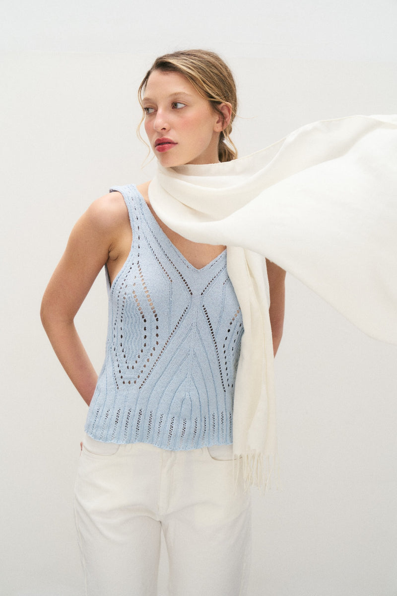 Musculosa azul claro con escote V y textura calada geométrica