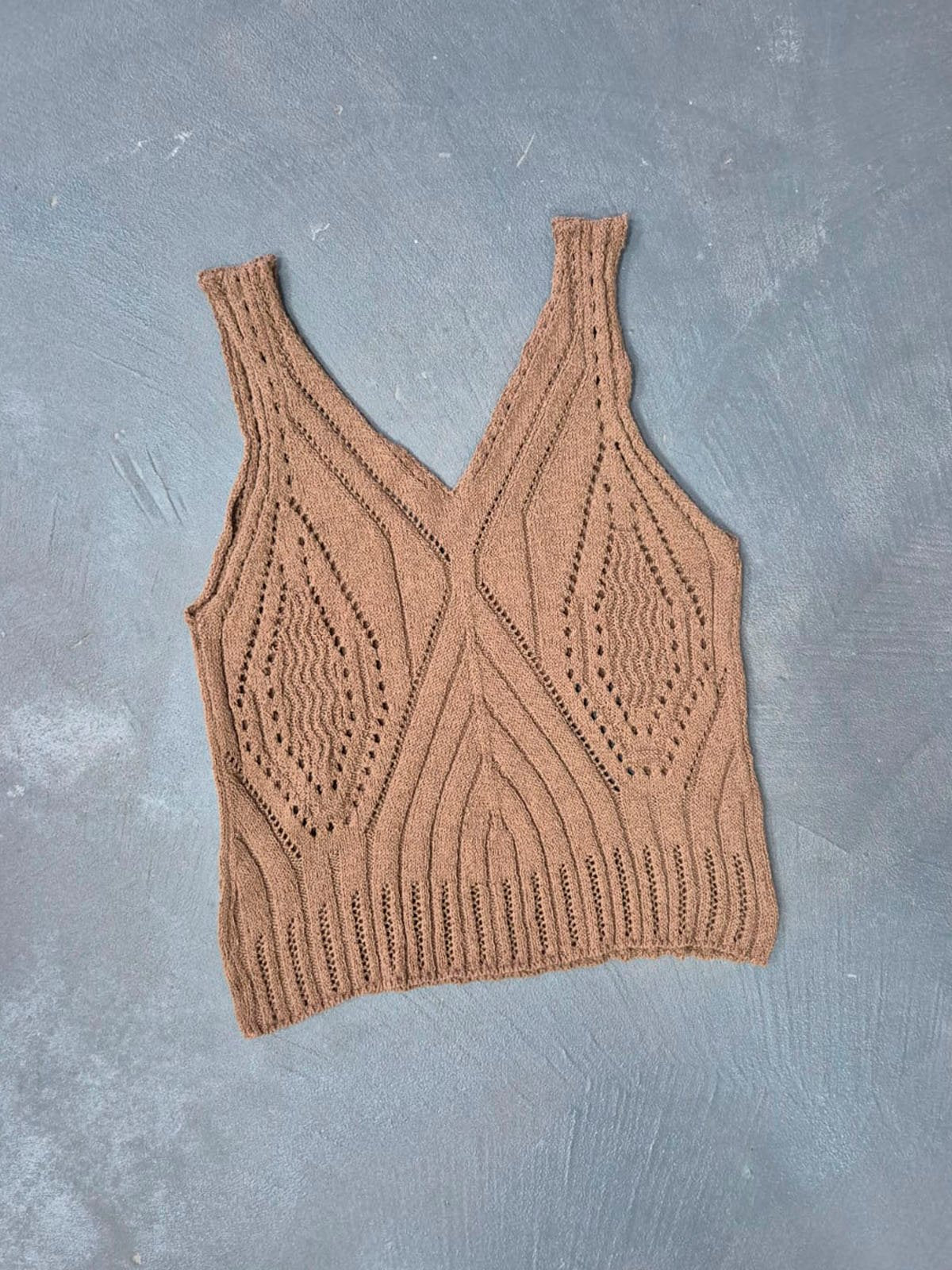 Musculosa beige tejida con escote en V y detalle calado