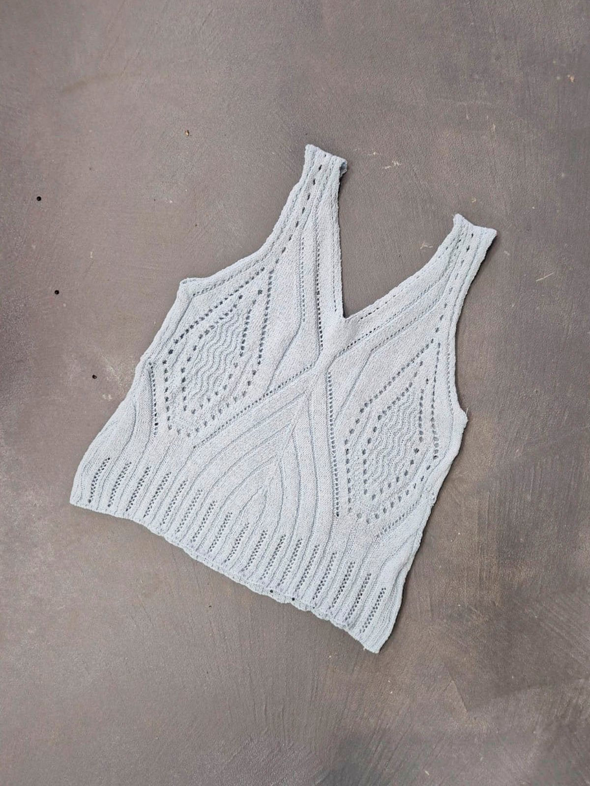 Musculosa blanca de punto calado sin mangas