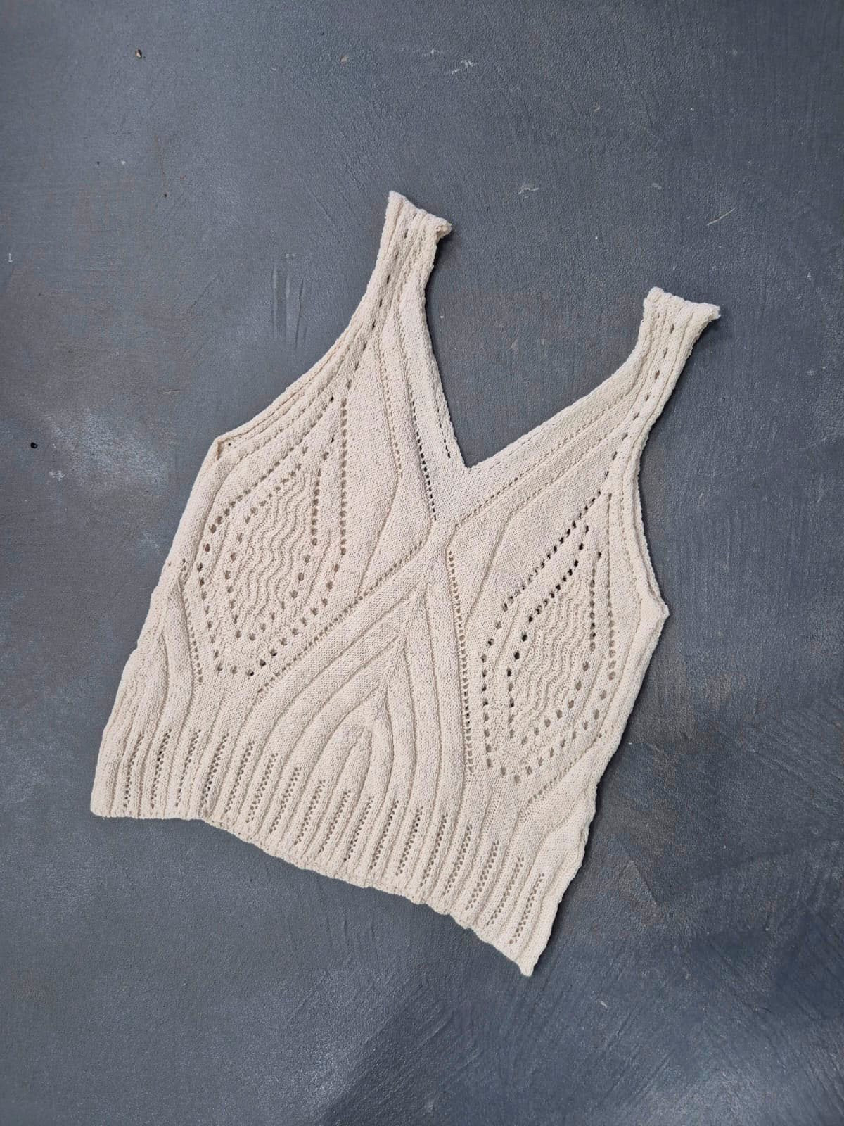 Musculosa beige de punto calado con escote en V y tirantes