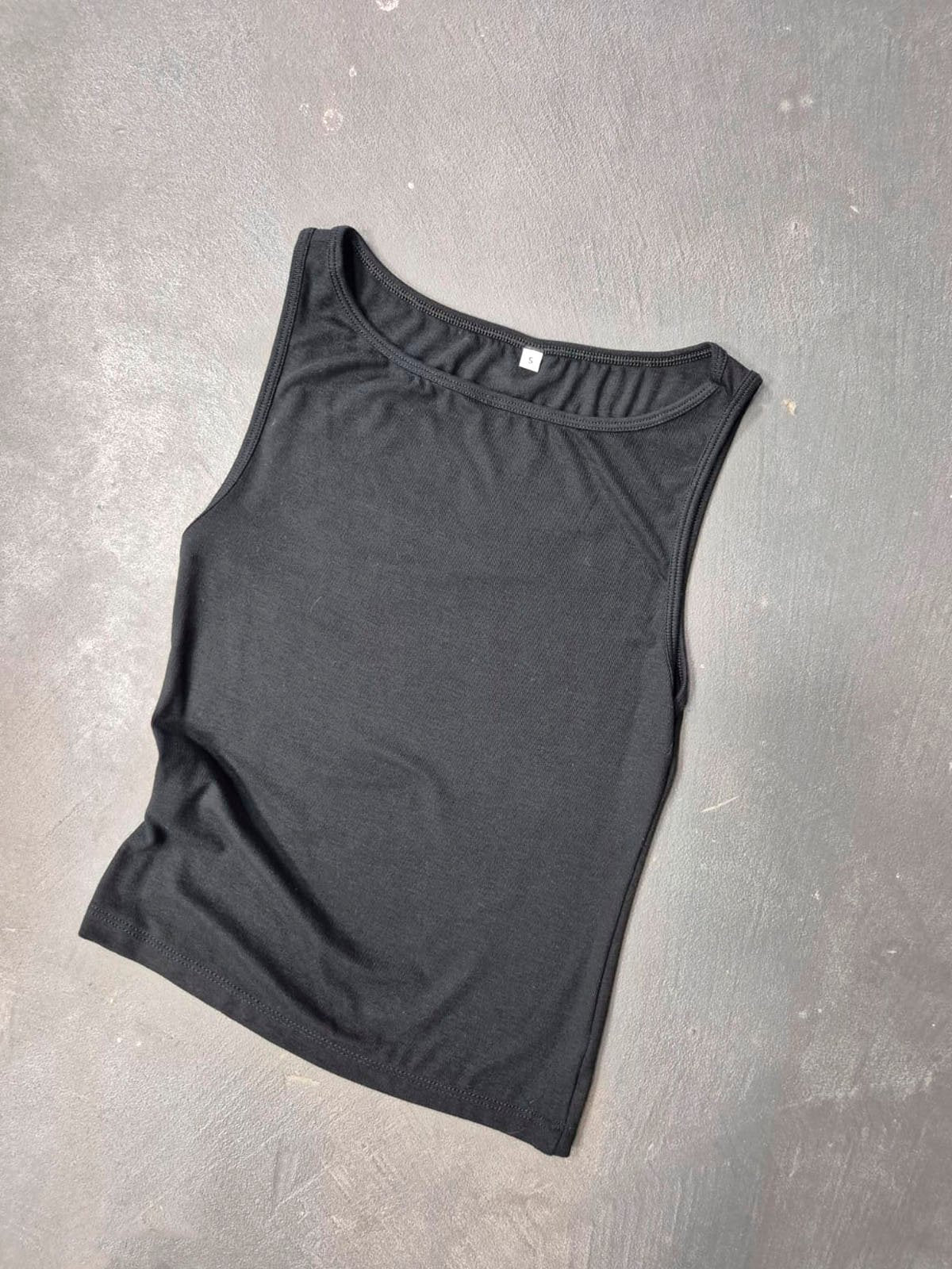 Remera musculosa negra de algodón con cuello redondo y sin mangas