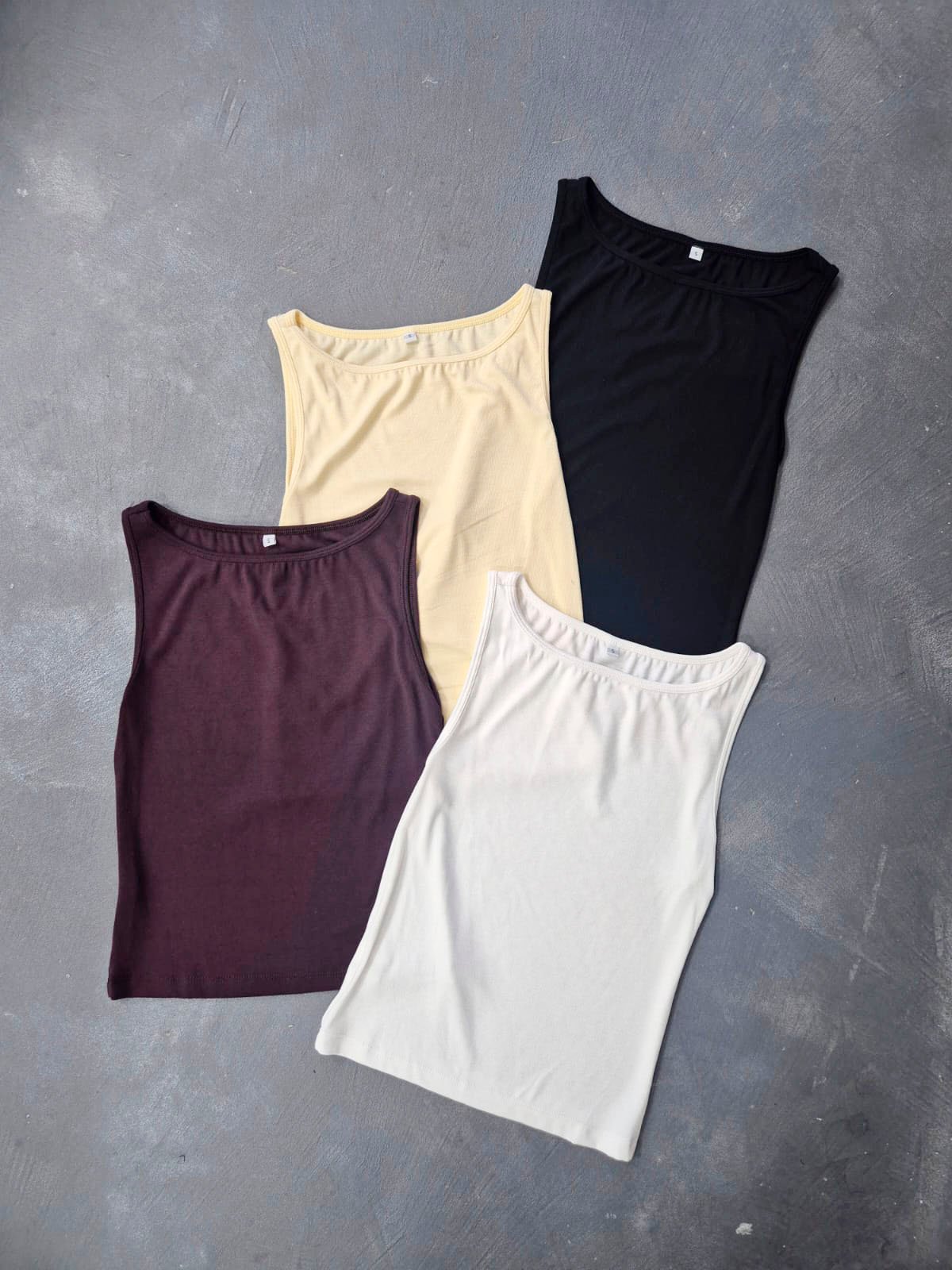 Musculosa lisa de algodón con cuello redondo y escote básico