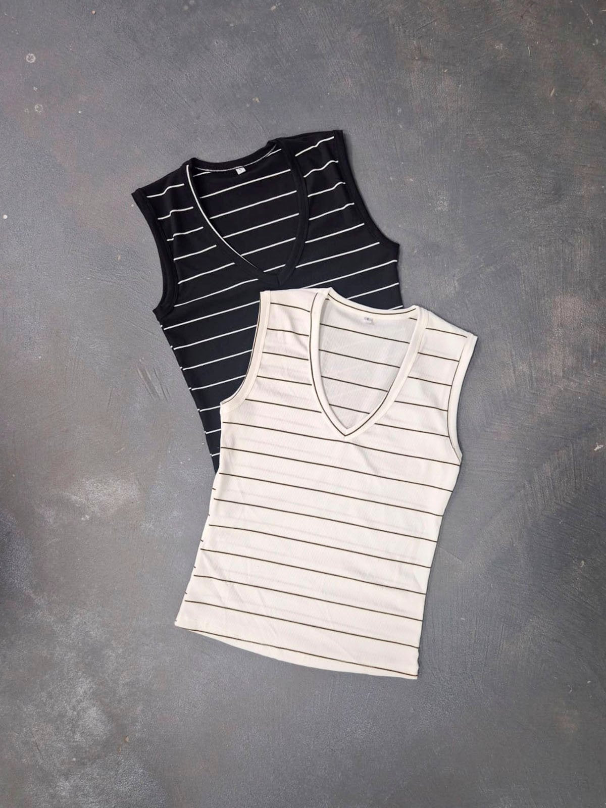 Remera sin manga a rayas blancas y negras con escote en V