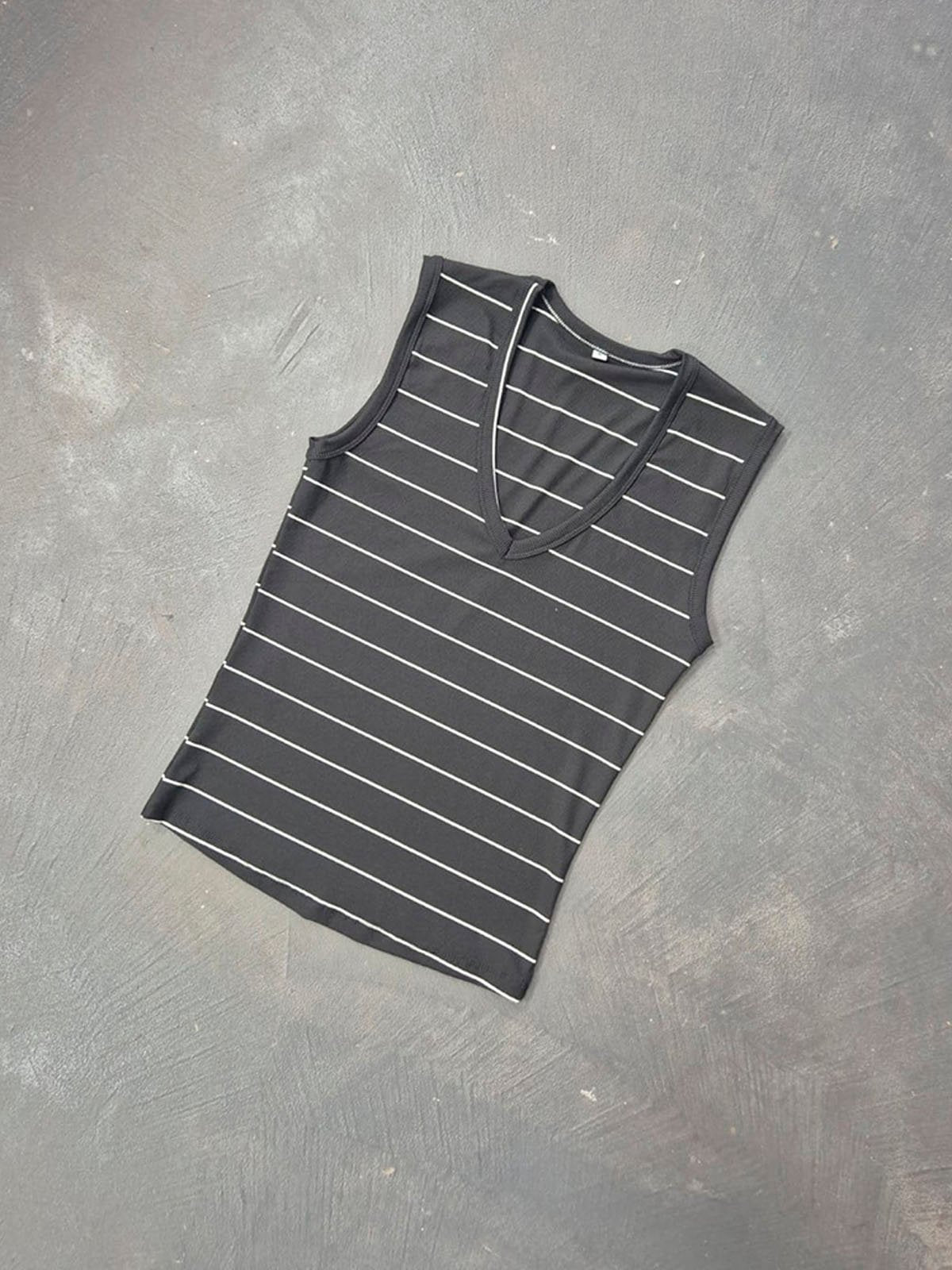 Musculosa negra rayada con escote redondo y sin mangas