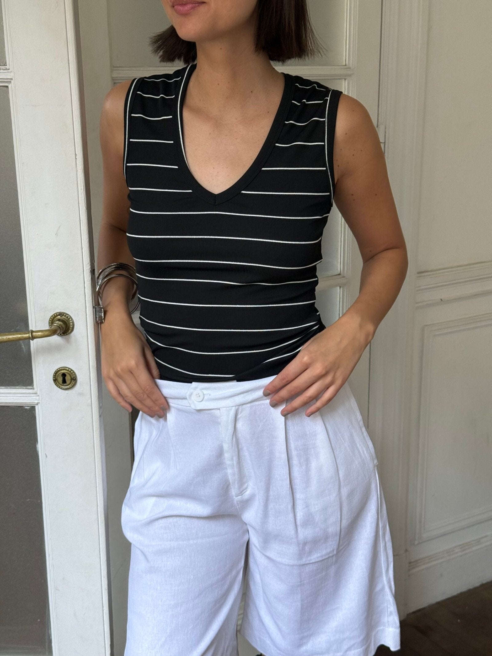 Musculosa negra rayada blanca con escote en V y sin mangas