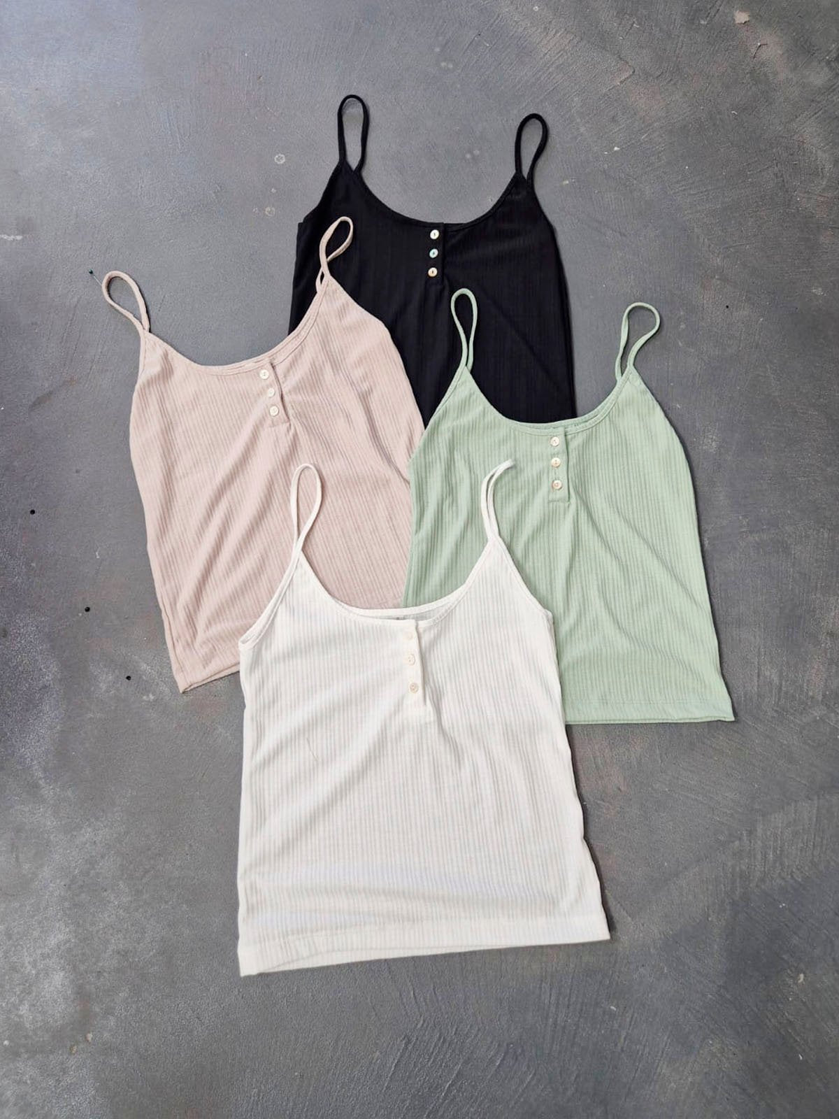 Musculosa acanalada con tirantes finos y botones decorativos al frente