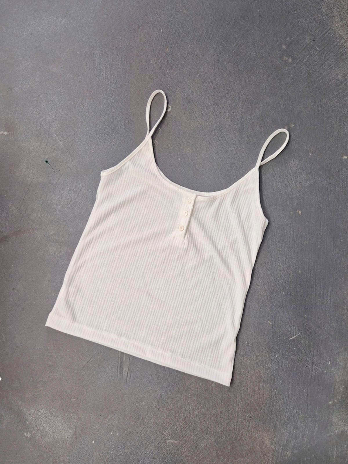 Musculosa blanca acanalada con breteles y cierre de botones