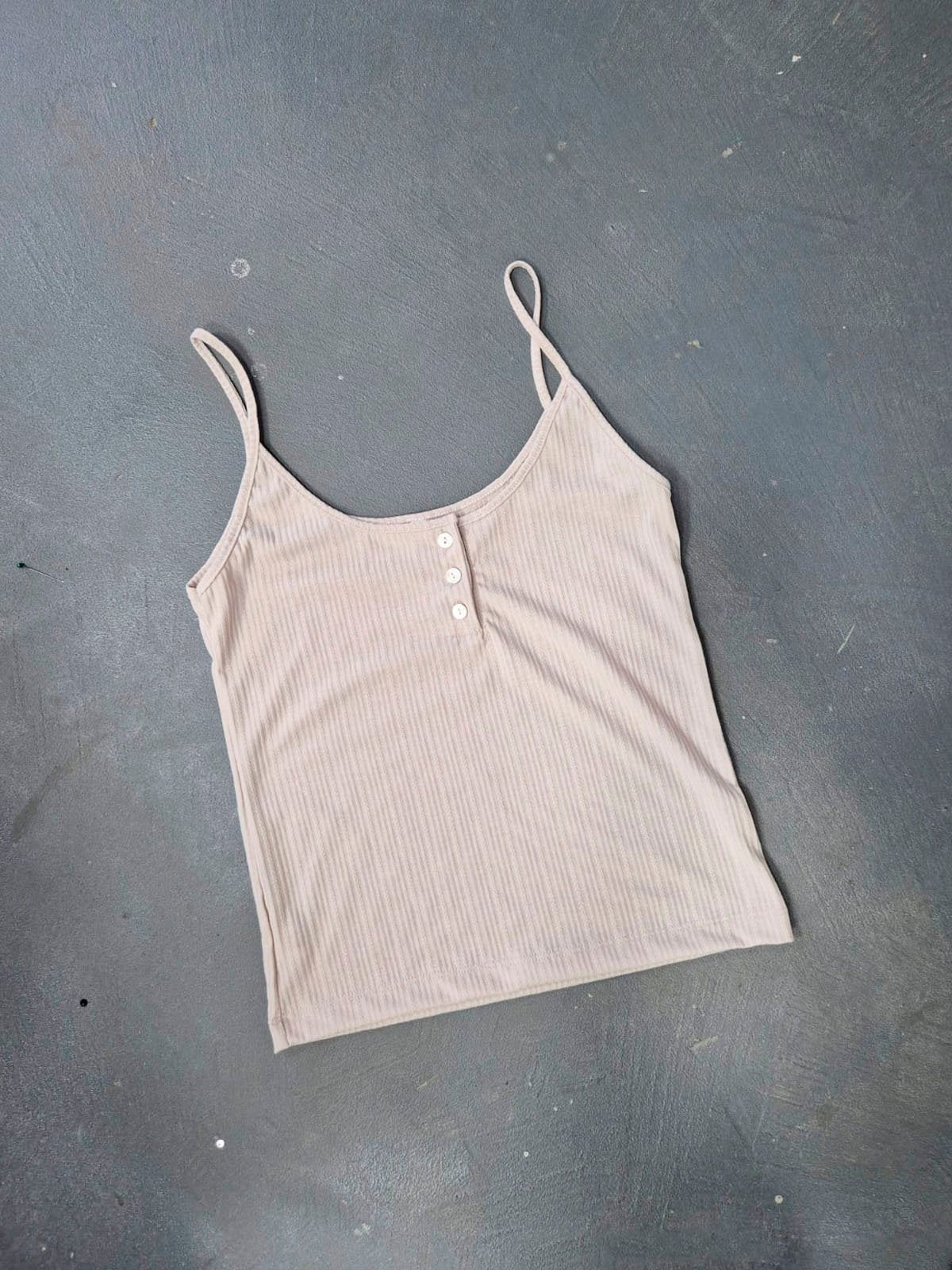Musculosa acanalada beige con escote redondo y botones