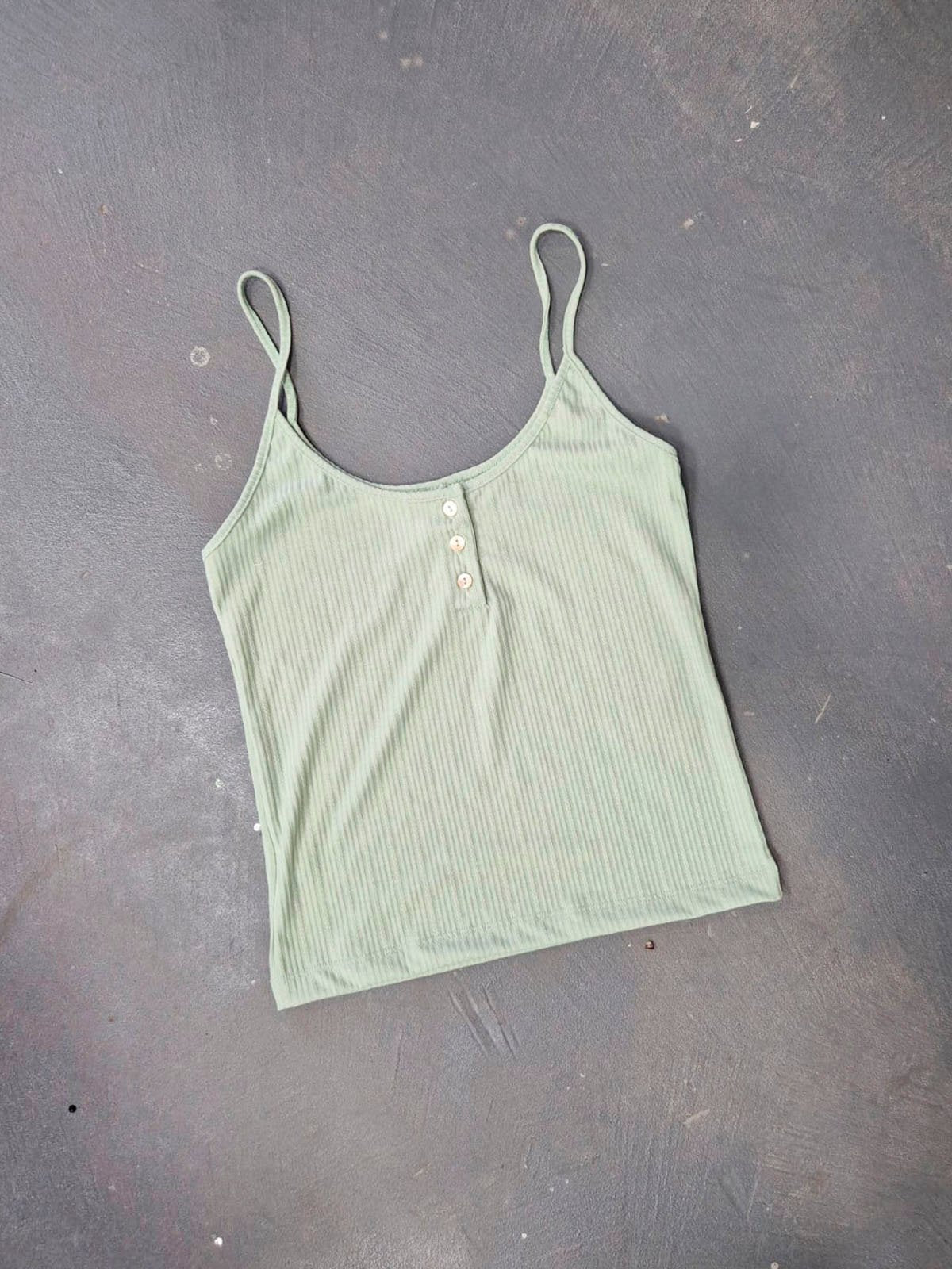 Musculosa acanalada verde agua con botones frontales y breteles