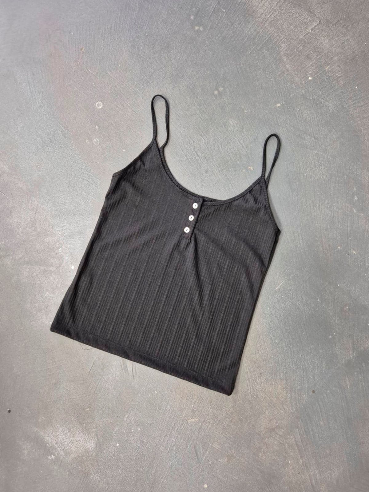 Musculosa negra acanalada con escote redondo y botones