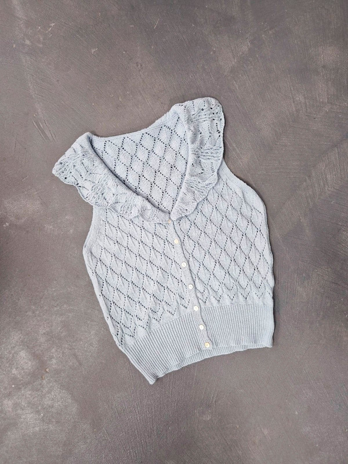 Musculosa blanca con textura de punto diamante y volados