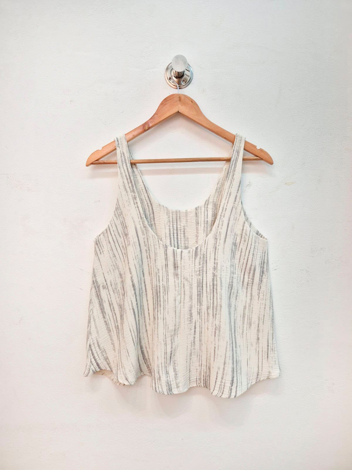Musculosa acanalada beige con escote redondo y tirantes anchos
