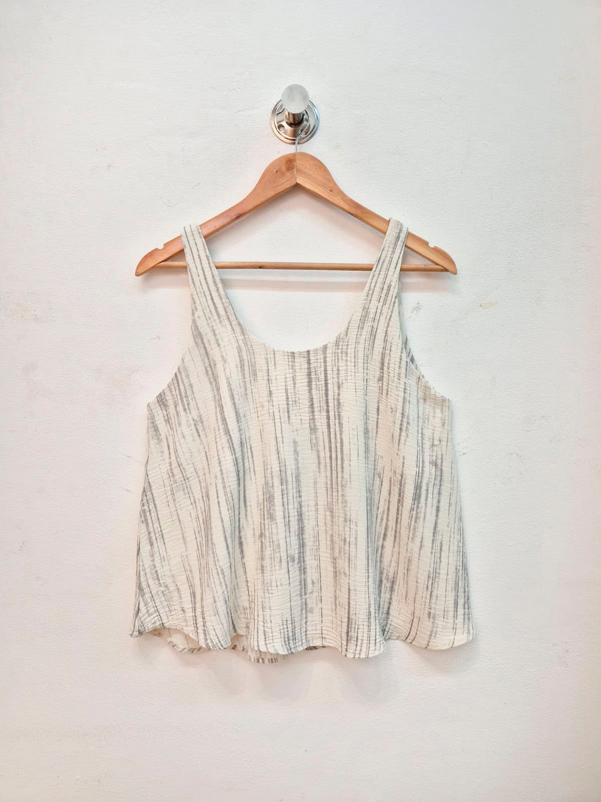 Musculosa acanalada beige con escote redondo y tirantes
