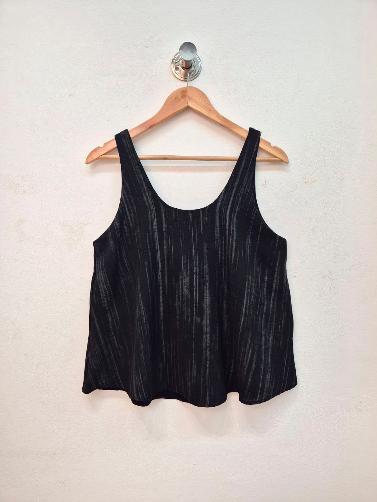 Musculosa negra acanalada con escote redondo y tirantes anchos