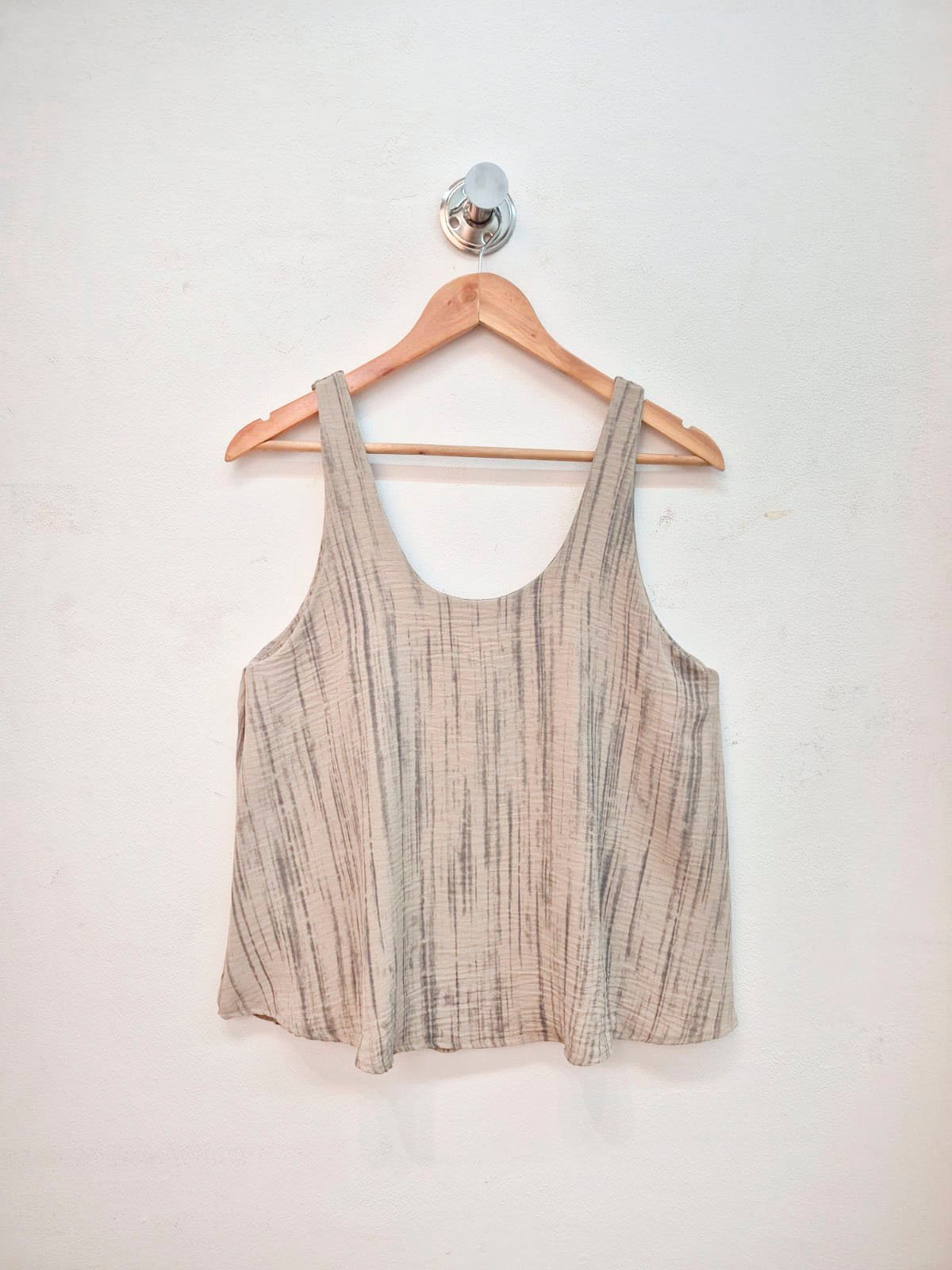 Musculosa beige acanalada de algodón con escote redondo y espalda amplia