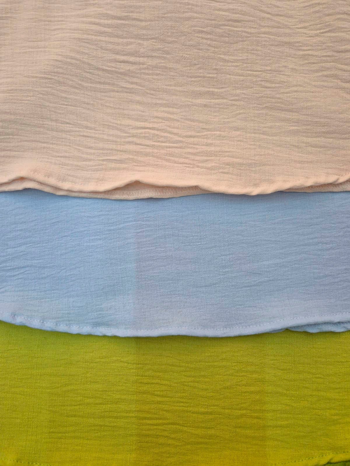 Musculosa sin mangas de algodón en tonos beige, azul y amarillo