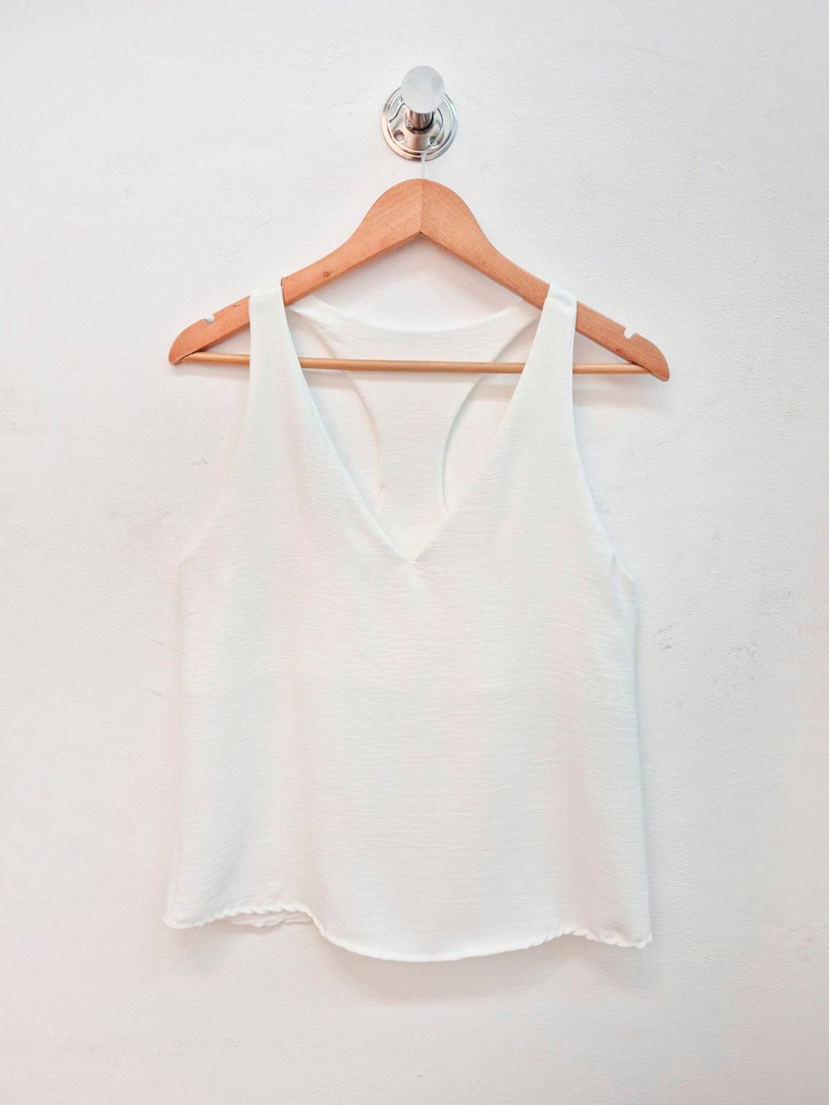 Remera musculosa blanca de algodón con escote en V y tirantes anchos