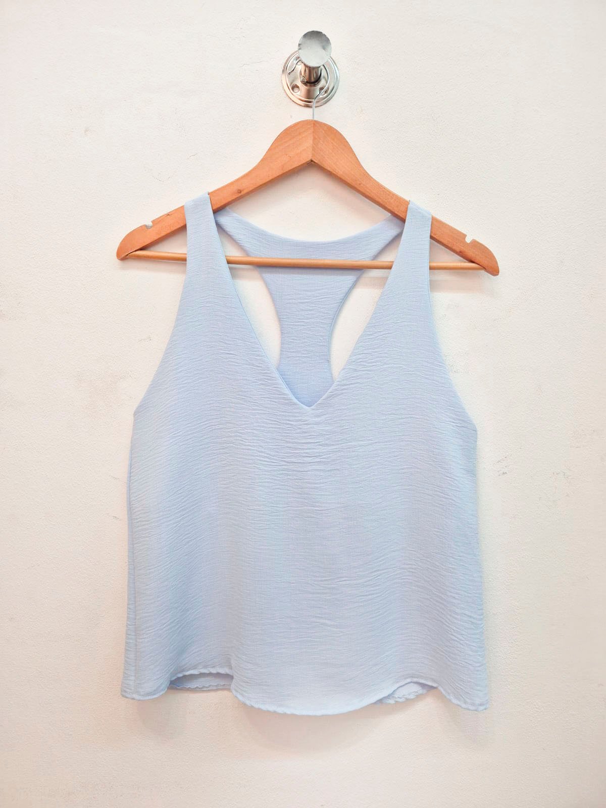 Musculosa celeste de algodón con escote en V y tirantes anchos