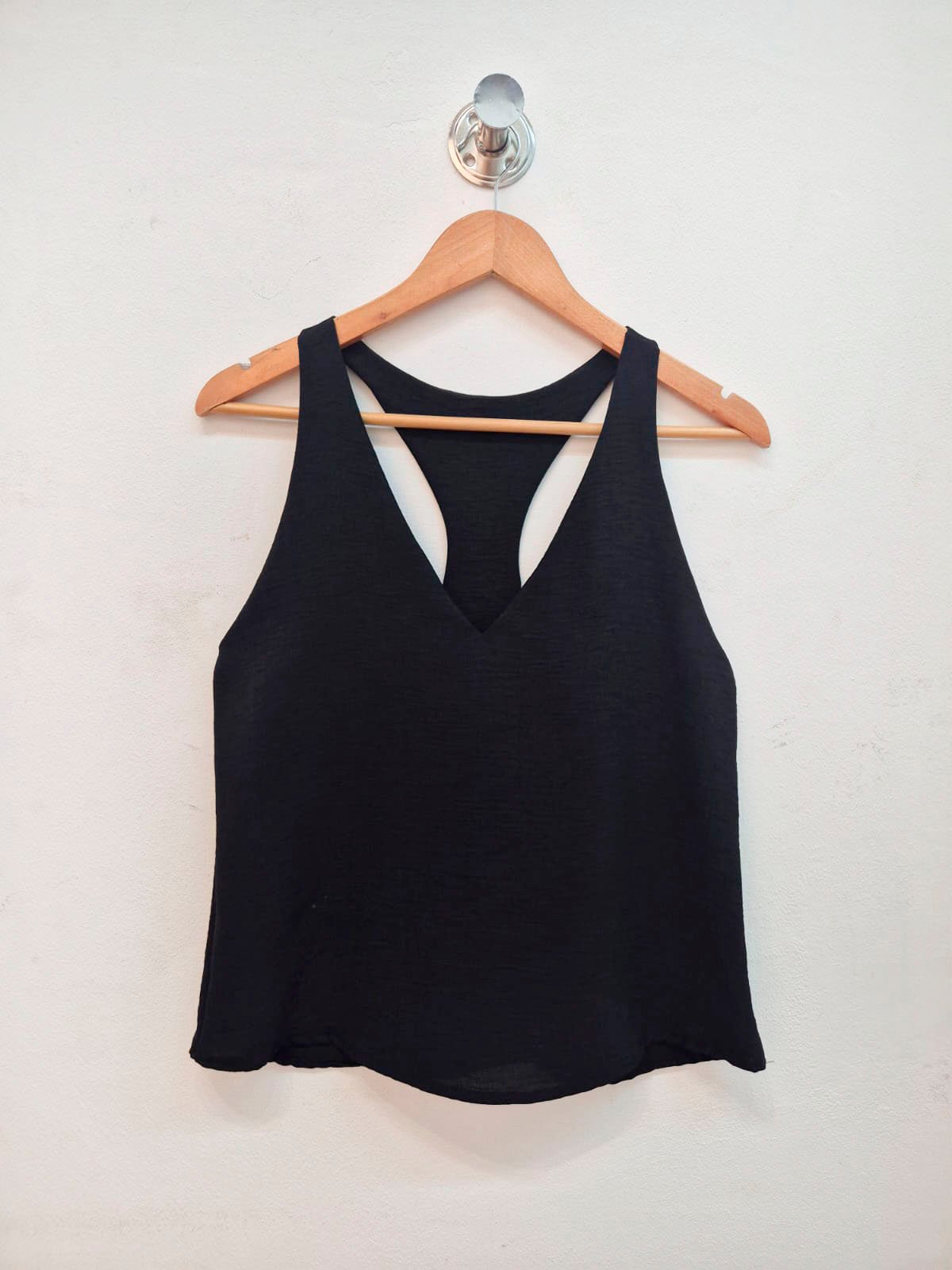 Musculosa negra sin mangas con escote en V y espalda abierta