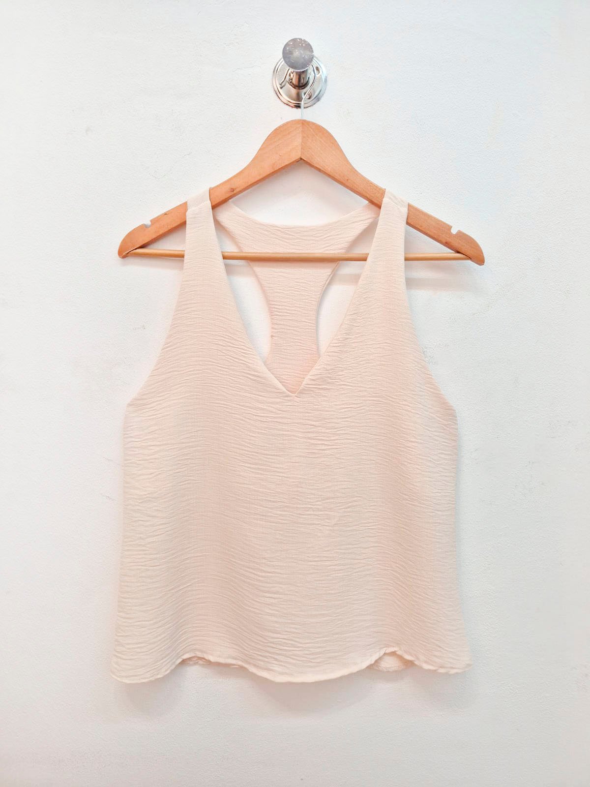 Musculosa beige de textura acanalada con escote en V y tirantes