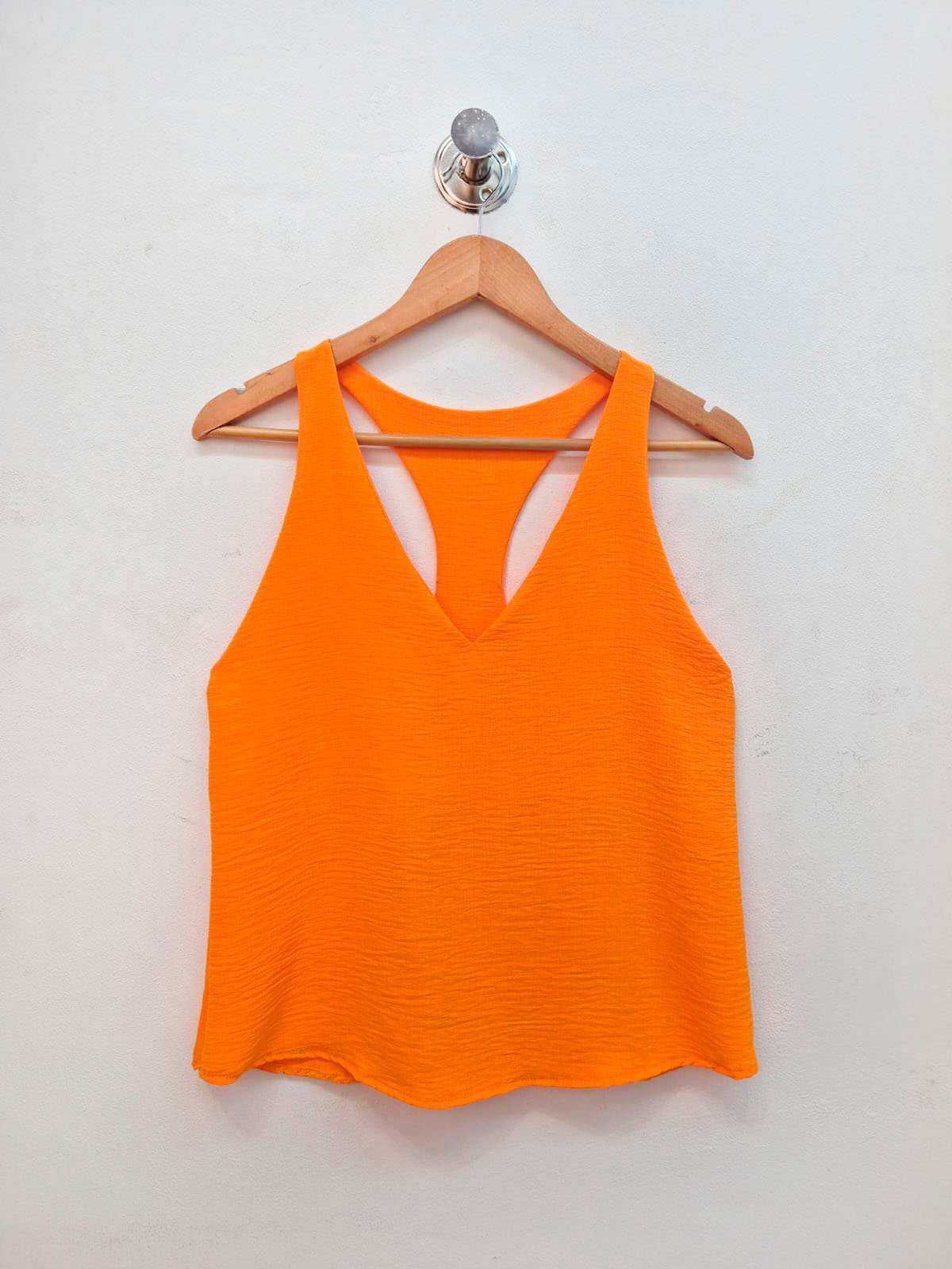 Musculosa naranja con escote V y tirantes anchos