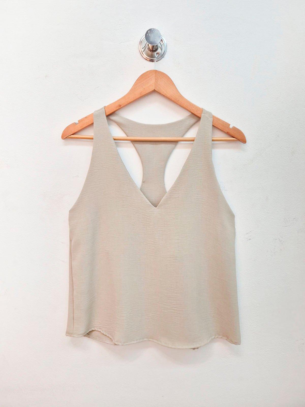 Musculosa beige de algodón con escote en V y tirantes anchos