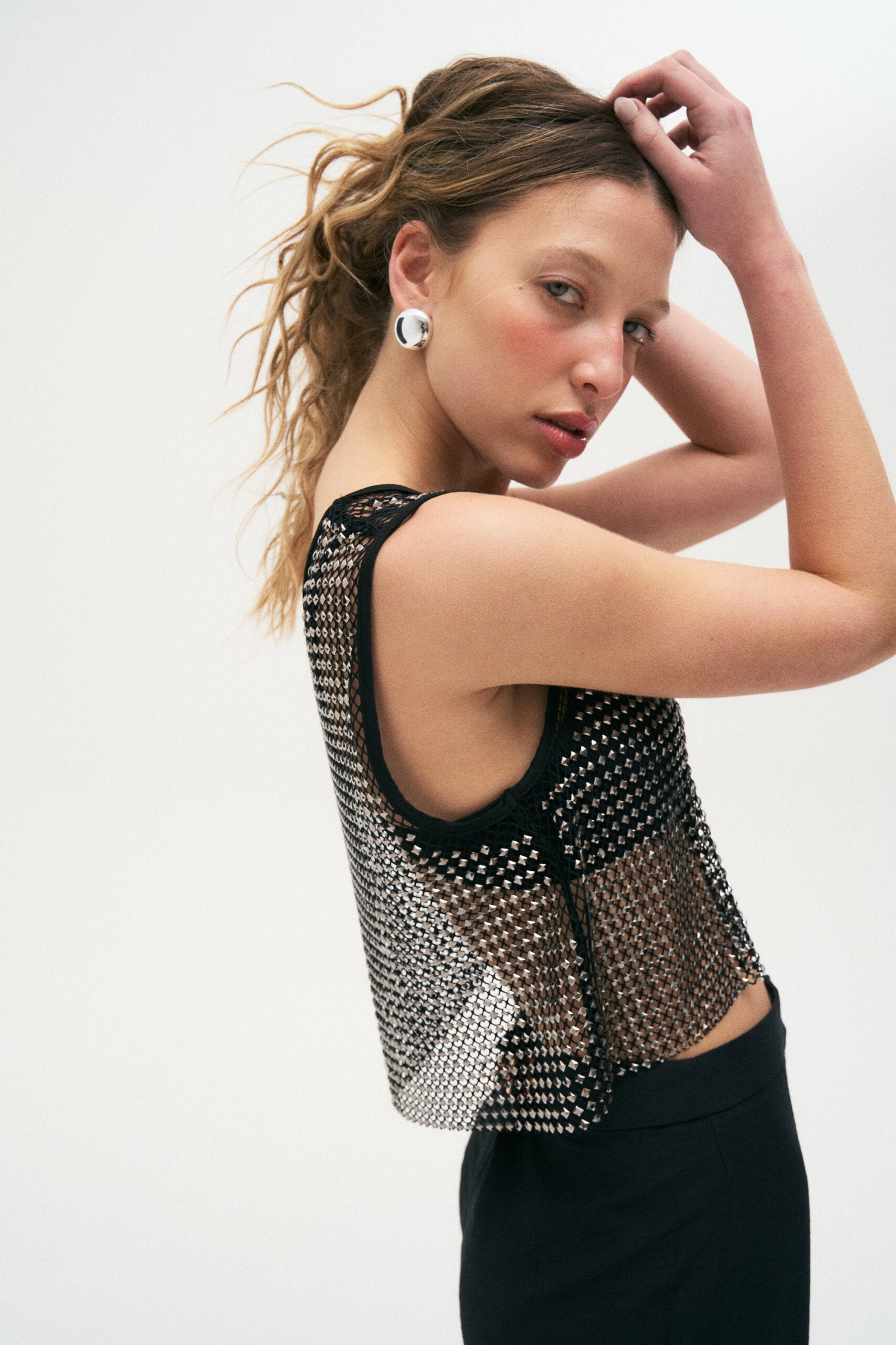 Musculosa negra de malla calada con espalda abierta